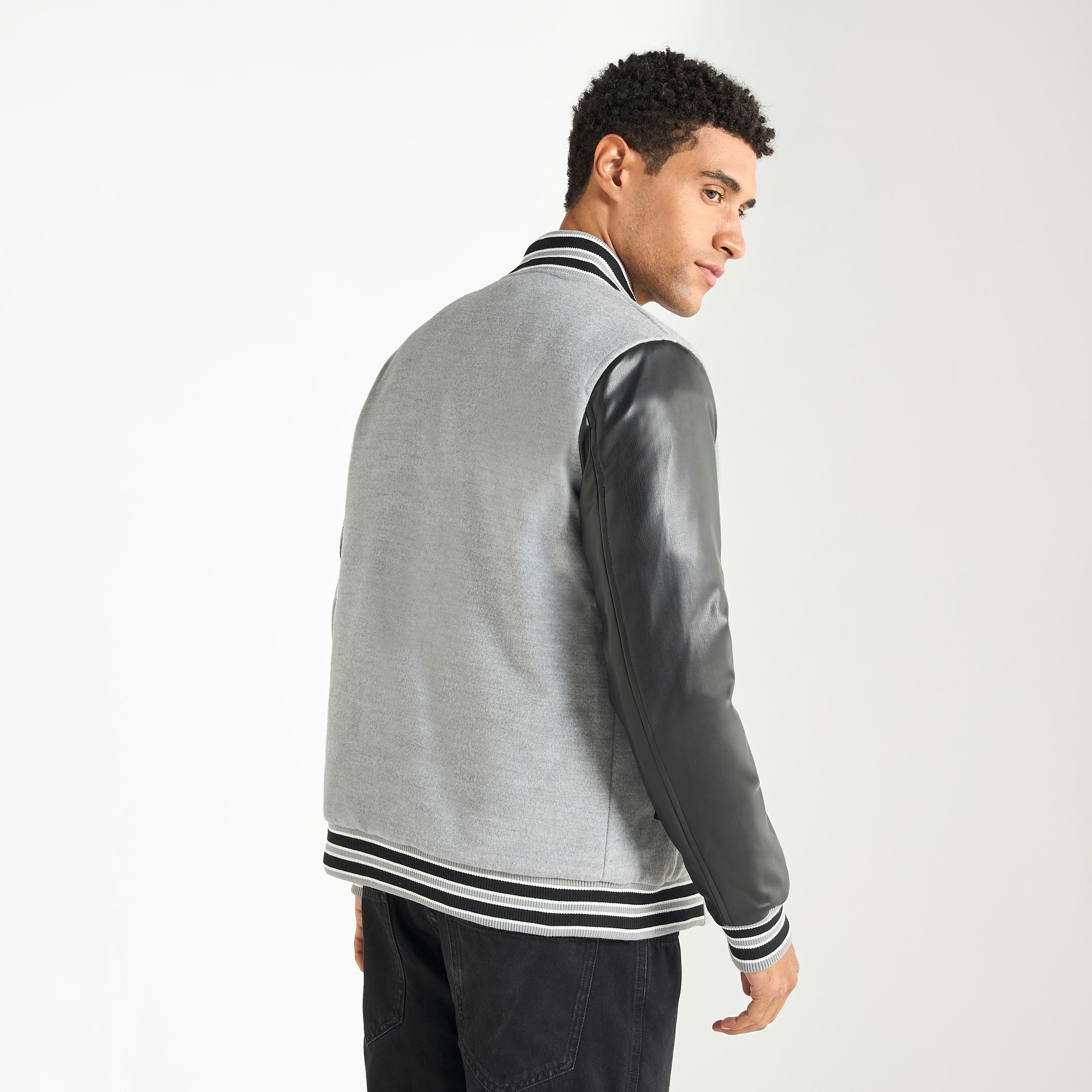 جاكيت فارستي مطرّز بقوالب ملونة وأكمام طويلة وزر إغلاق-men-clothing-jacketsandblazers-jackets-image-3