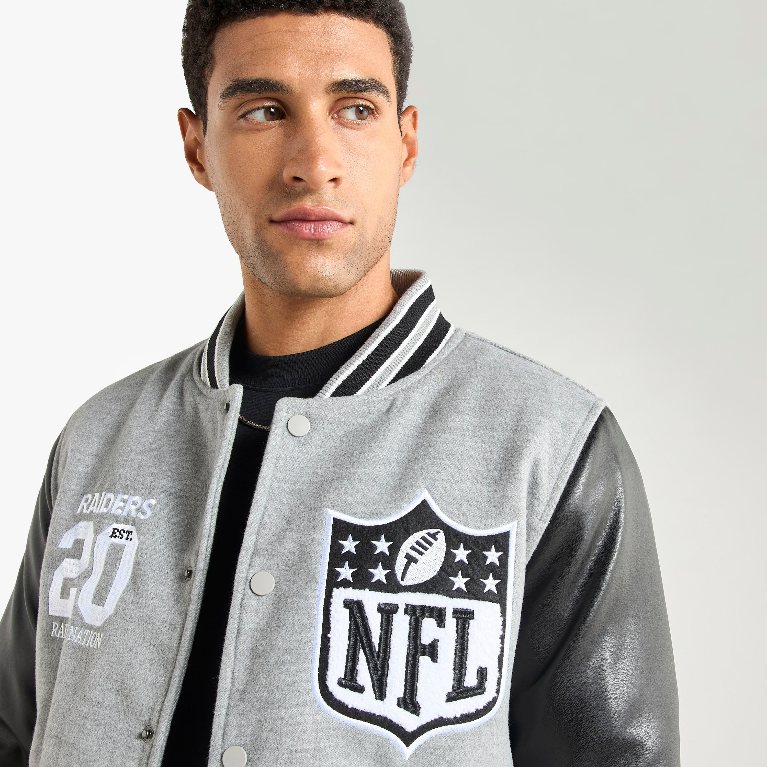 جاكيت فارستي مطرّز بقوالب ملونة وأكمام طويلة وزر إغلاق-men-clothing-jacketsandblazers-jackets-image-4