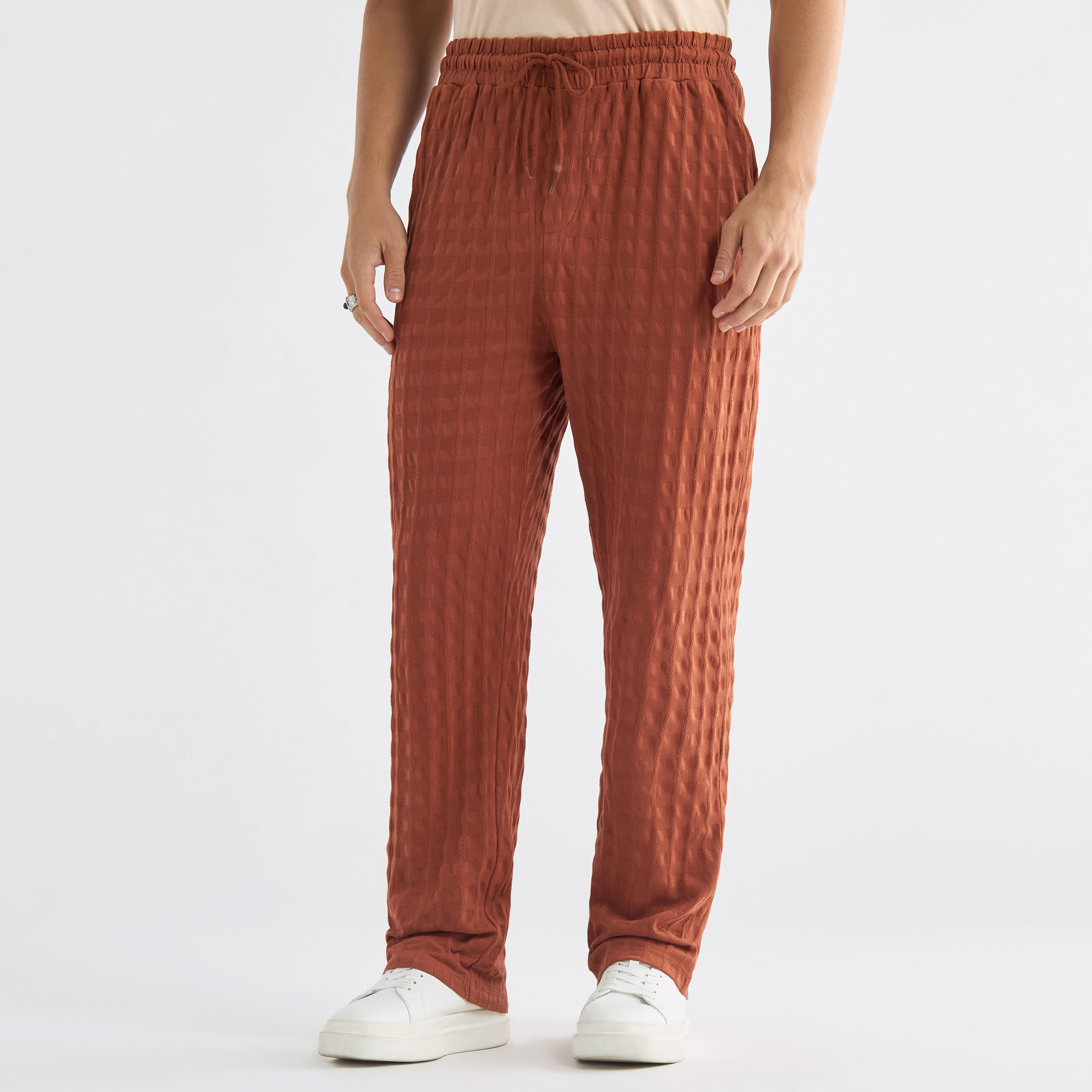 بنطلون بارز الملمس برباط إغلاق وجيوب-men-clothing-bottoms-joggers-image-10