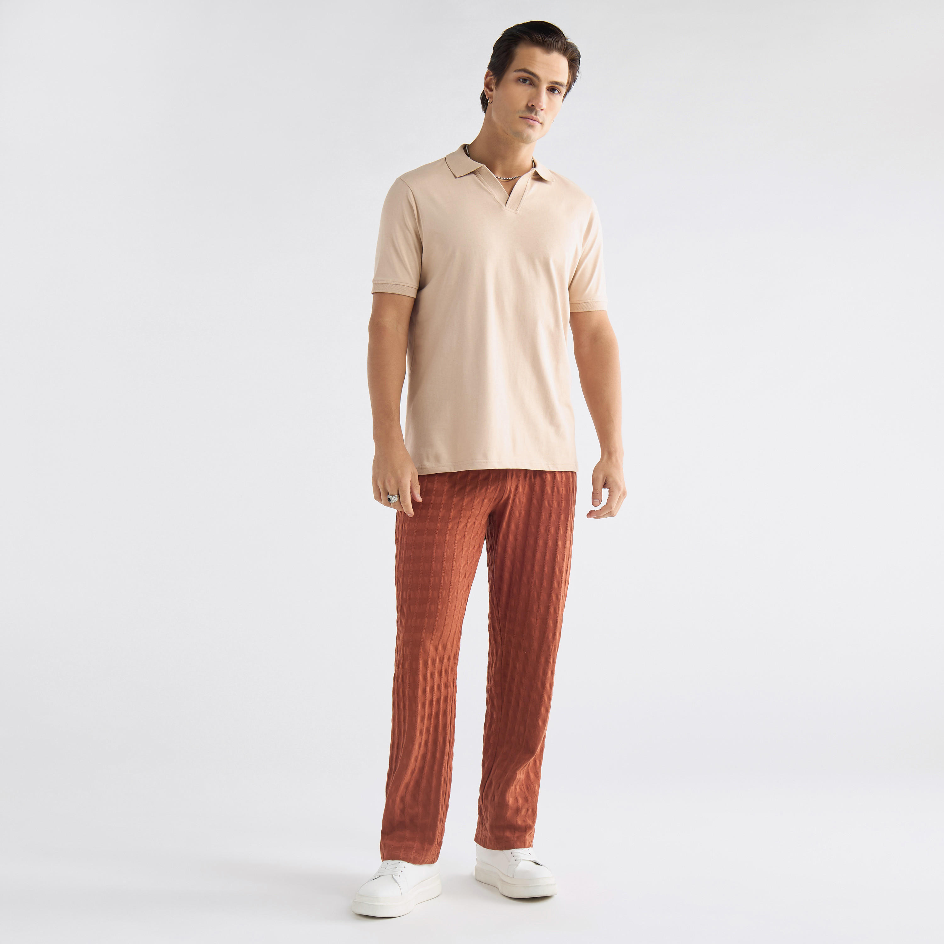 بنطلون بارز الملمس برباط إغلاق وجيوب-men-clothing-bottoms-joggers-image-3