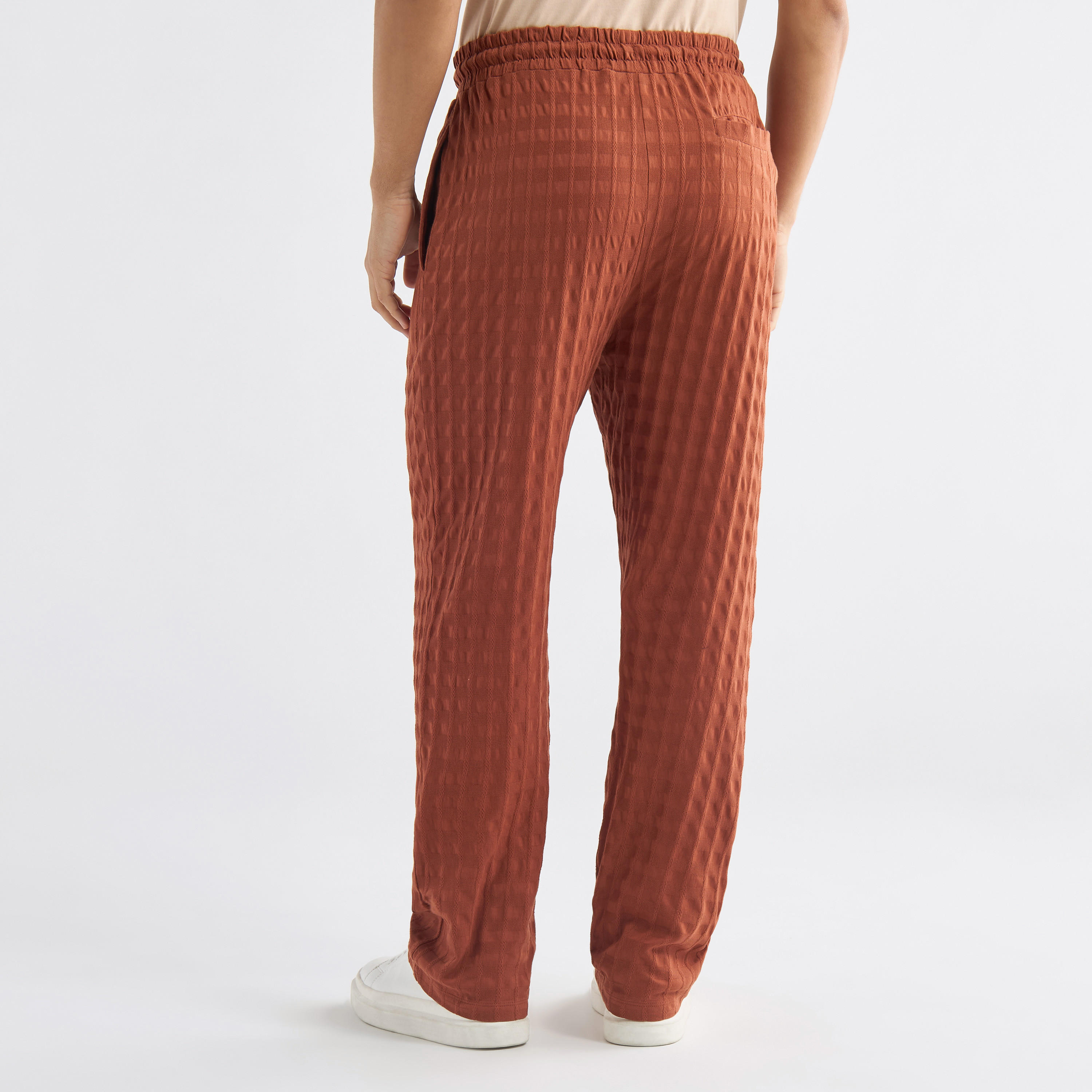 بنطلون بارز الملمس برباط إغلاق وجيوب-men-clothing-bottoms-joggers-image-2