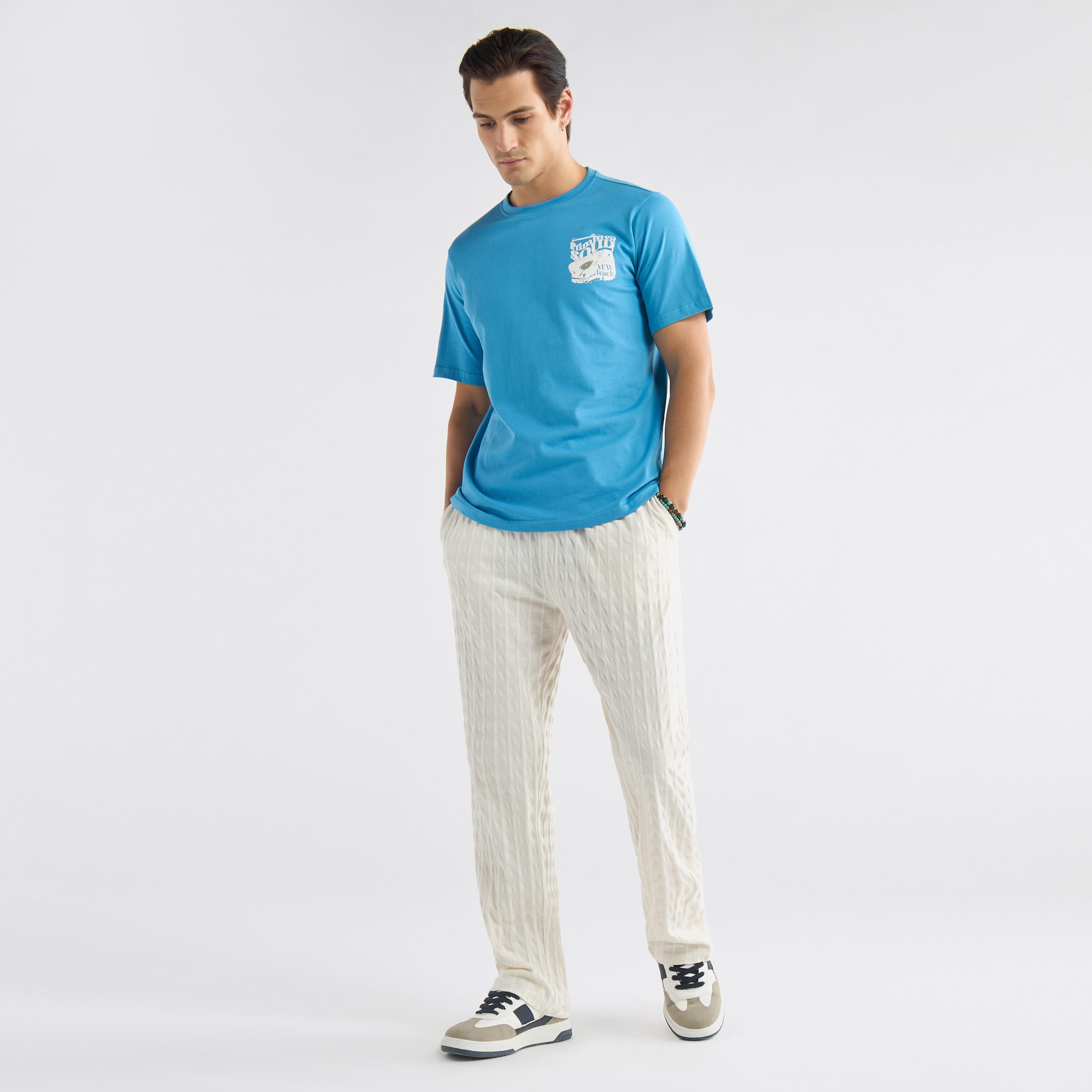 بنطلون بارز الملمس برباط إغلاق وجيوب-men-clothing-bottoms-joggers-image-1