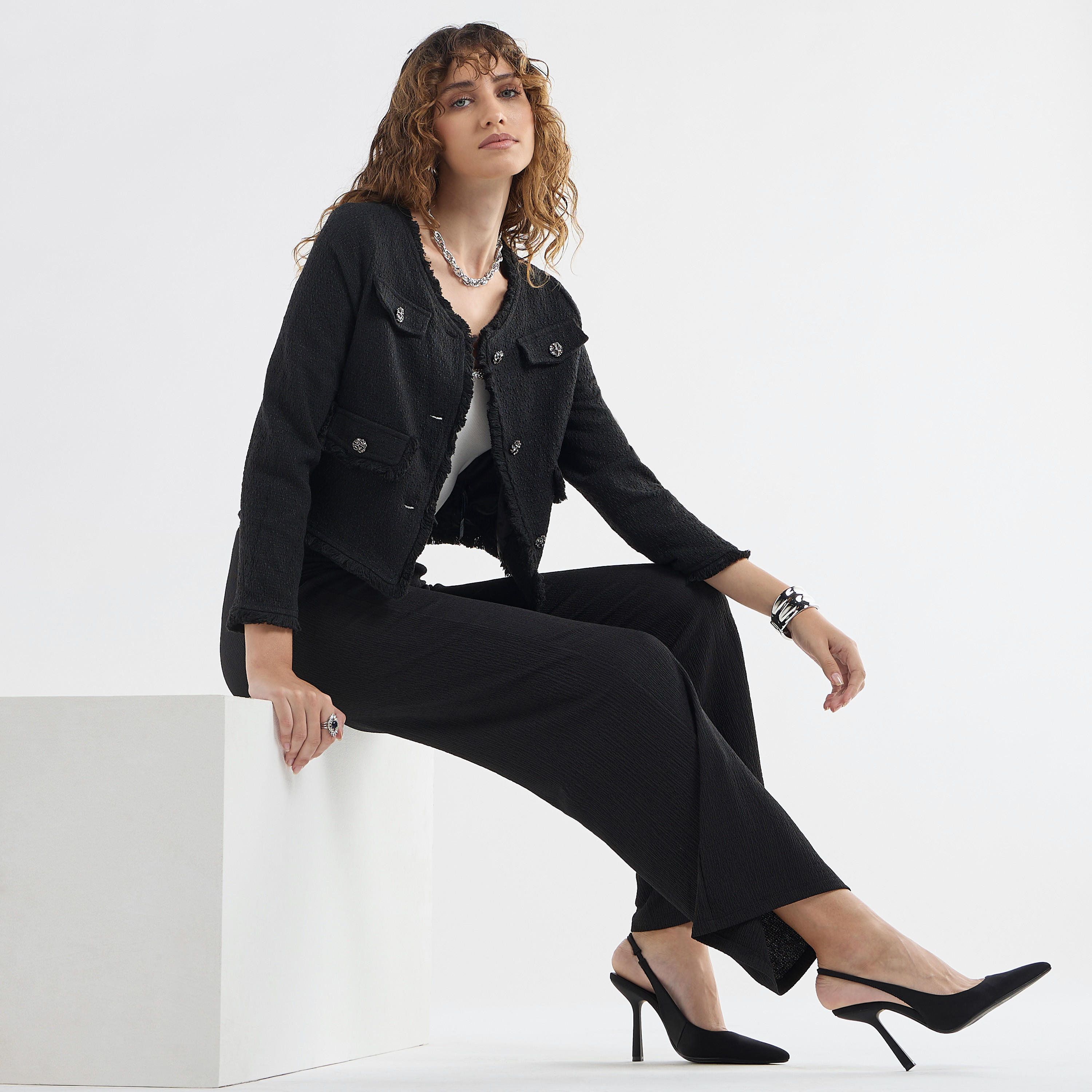 شاكيت بارز الملمس بأكمام طويلة وحافة ممزقة وتزيينات أزرار-women-winterwear-coatsandjackets-jackets-image-2