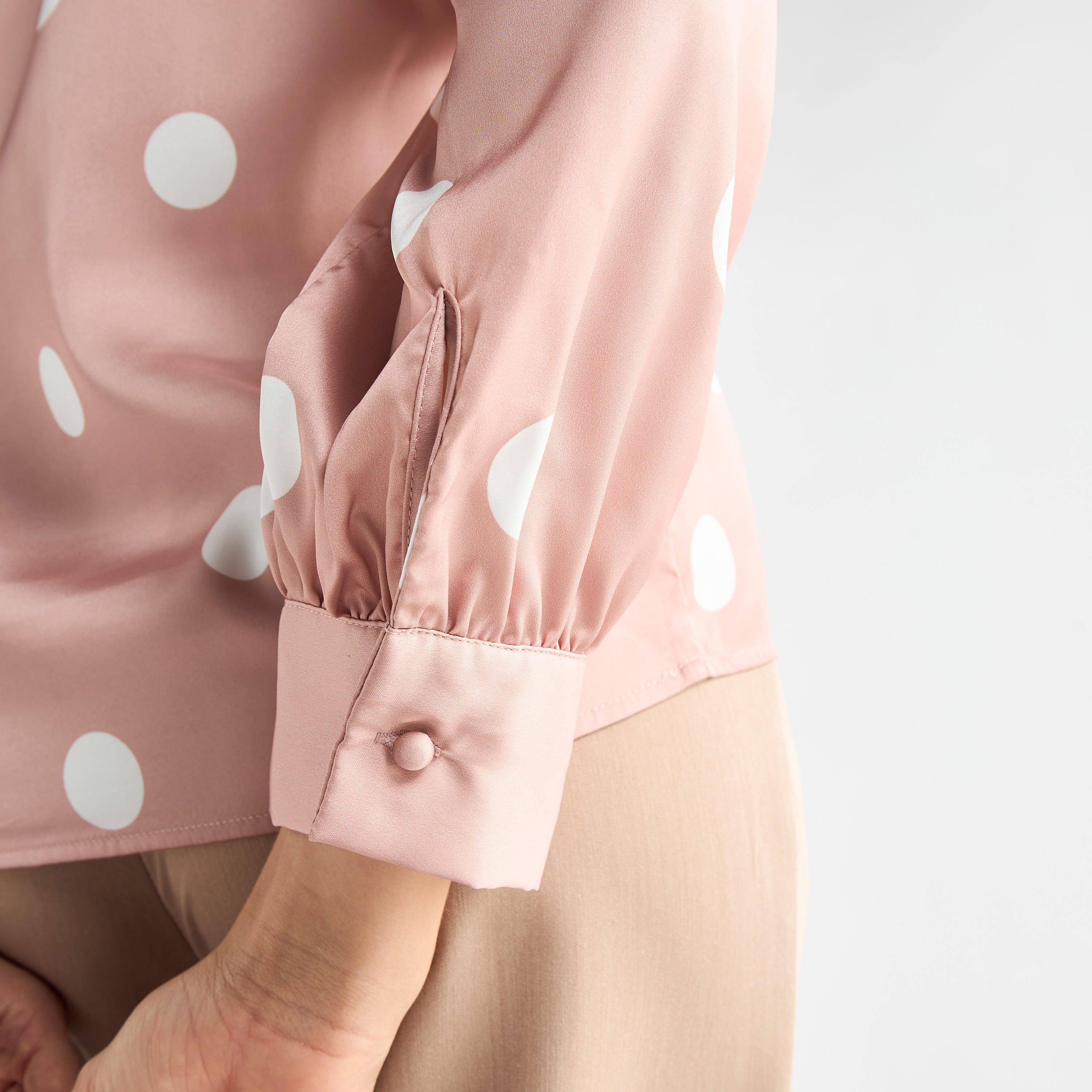 بلوزة بأكمام طويلة وياقة V وطبعات منقطة-women-clothing-shirtsandblouses-blouses-image-4