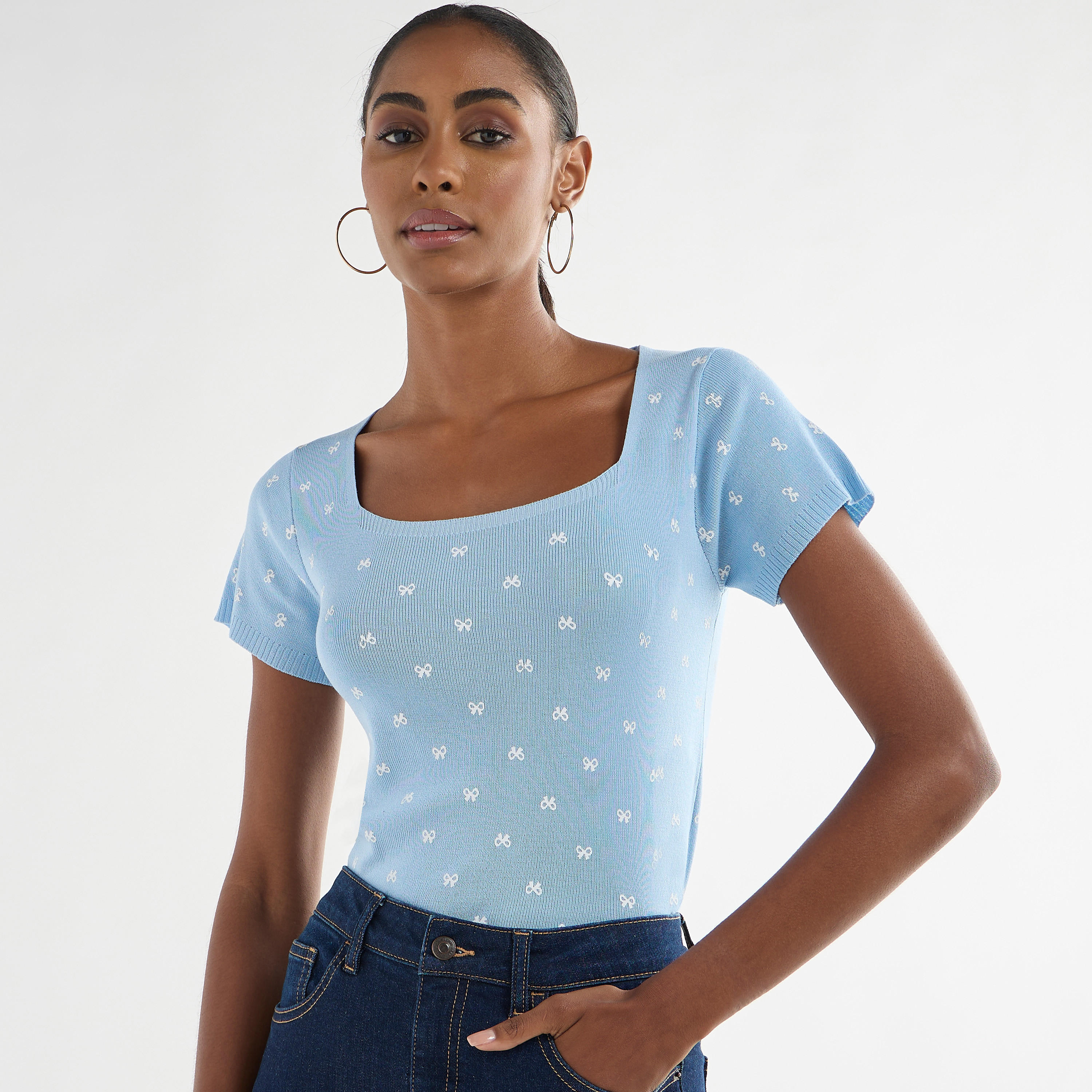 تيشيرت بارز الملمس بأكمام قصيرة وياقة مربعة-women-clothing-tshirts-image-9