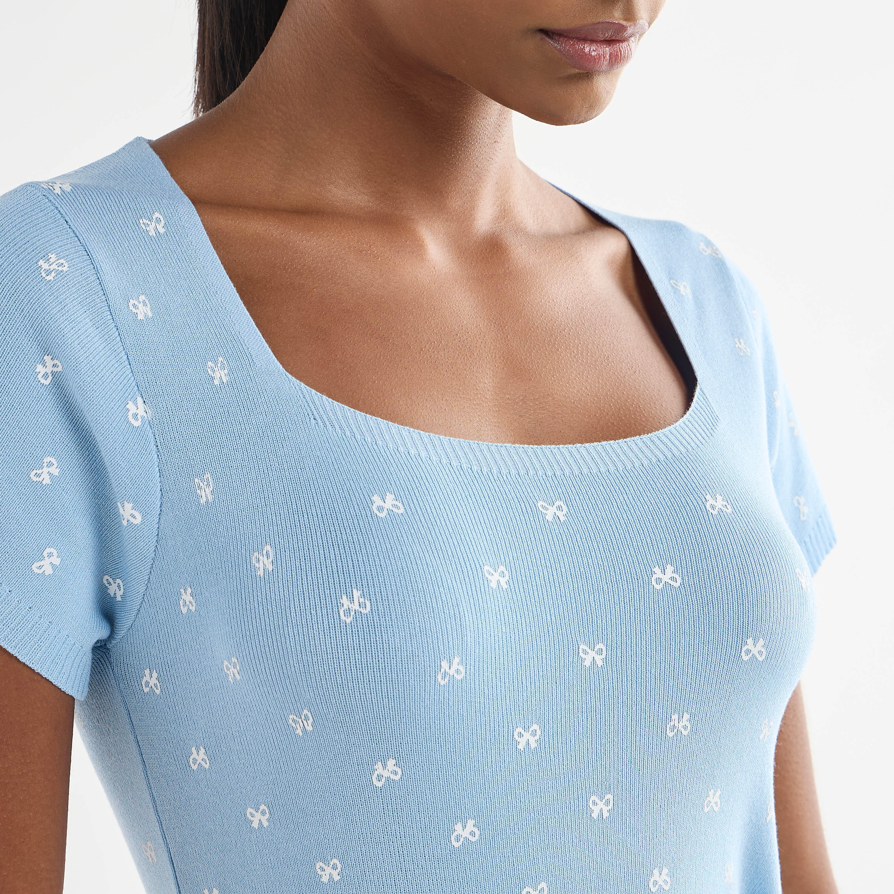 تيشيرت بارز الملمس بأكمام قصيرة وياقة مربعة-women-clothing-tshirts-image-12