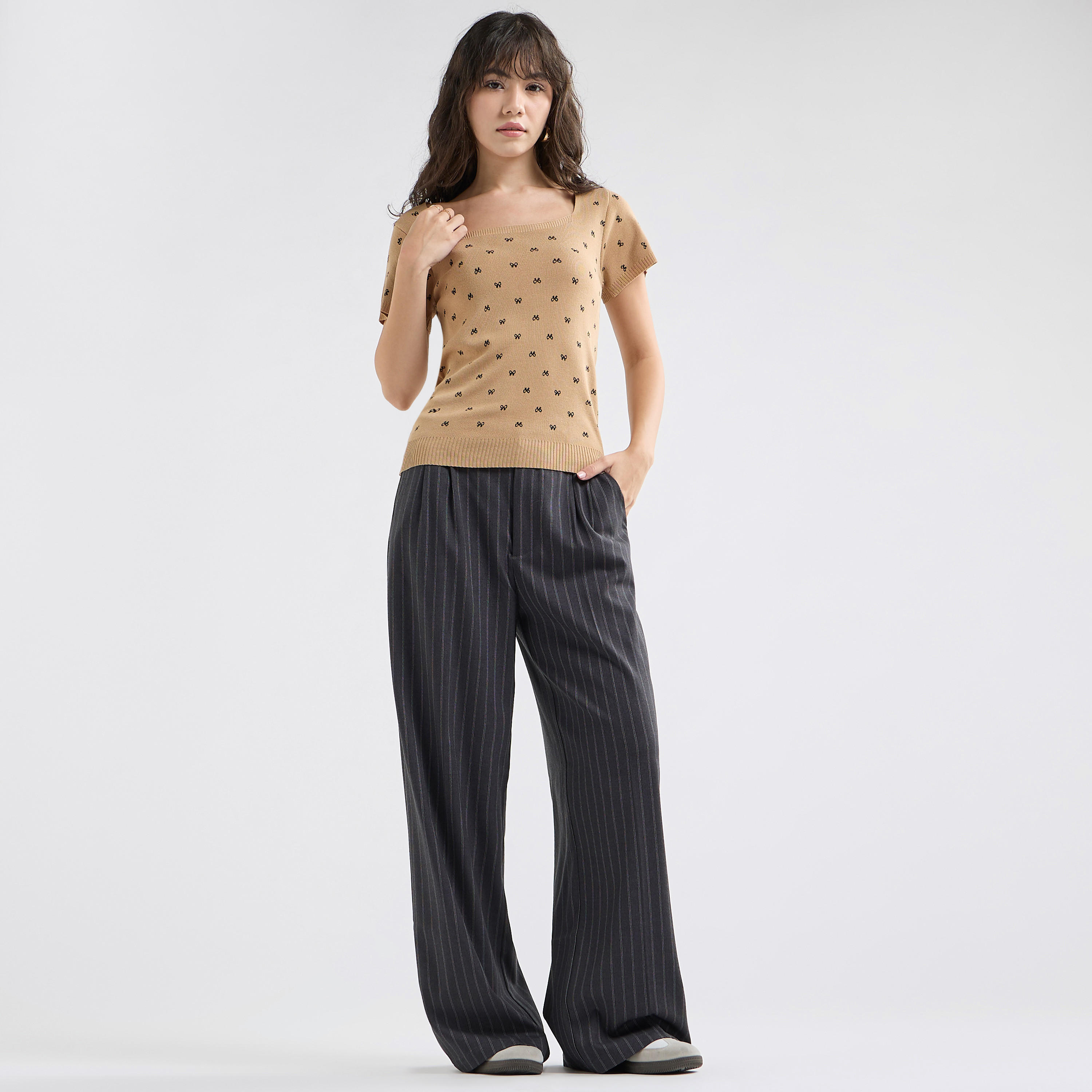 تيشيرت بارز الملمس بأكمام قصيرة وياقة مربعة-women-clothing-tshirts-image-6