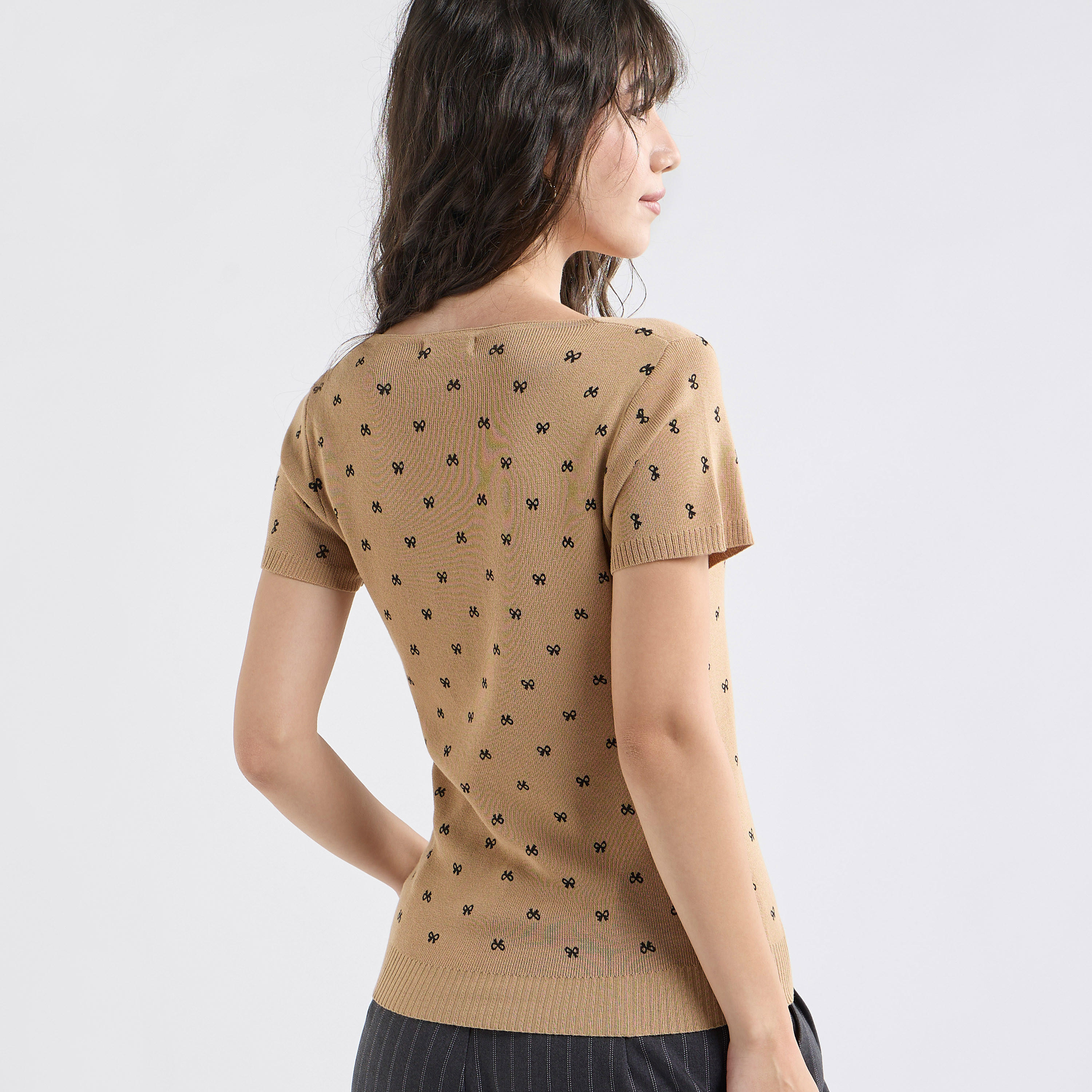 تيشيرت بارز الملمس بأكمام قصيرة وياقة مربعة-women-clothing-tshirts-image-7