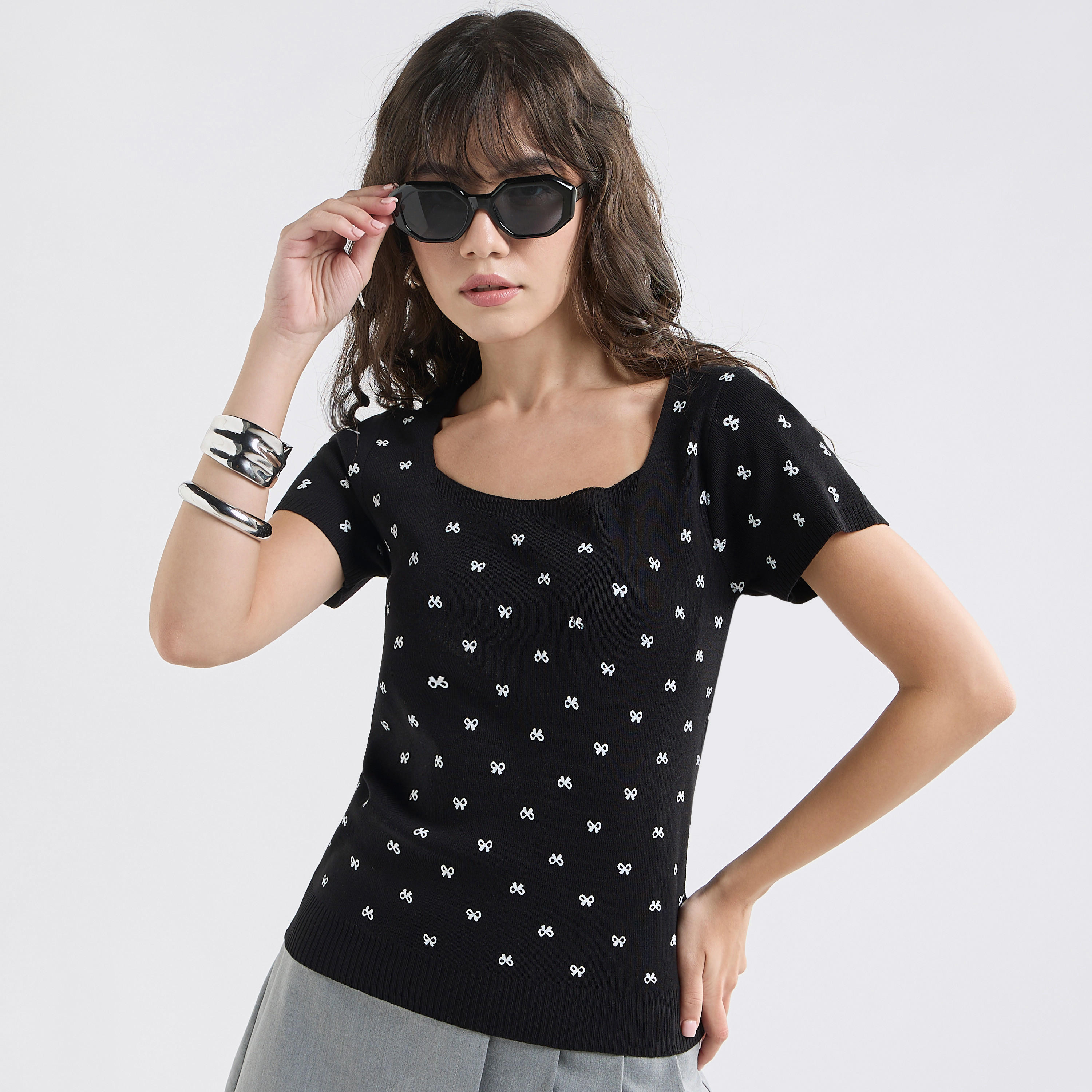 تيشيرت بارز الملمس بأكمام قصيرة وياقة مربعة-women-clothing-tshirts-image-13