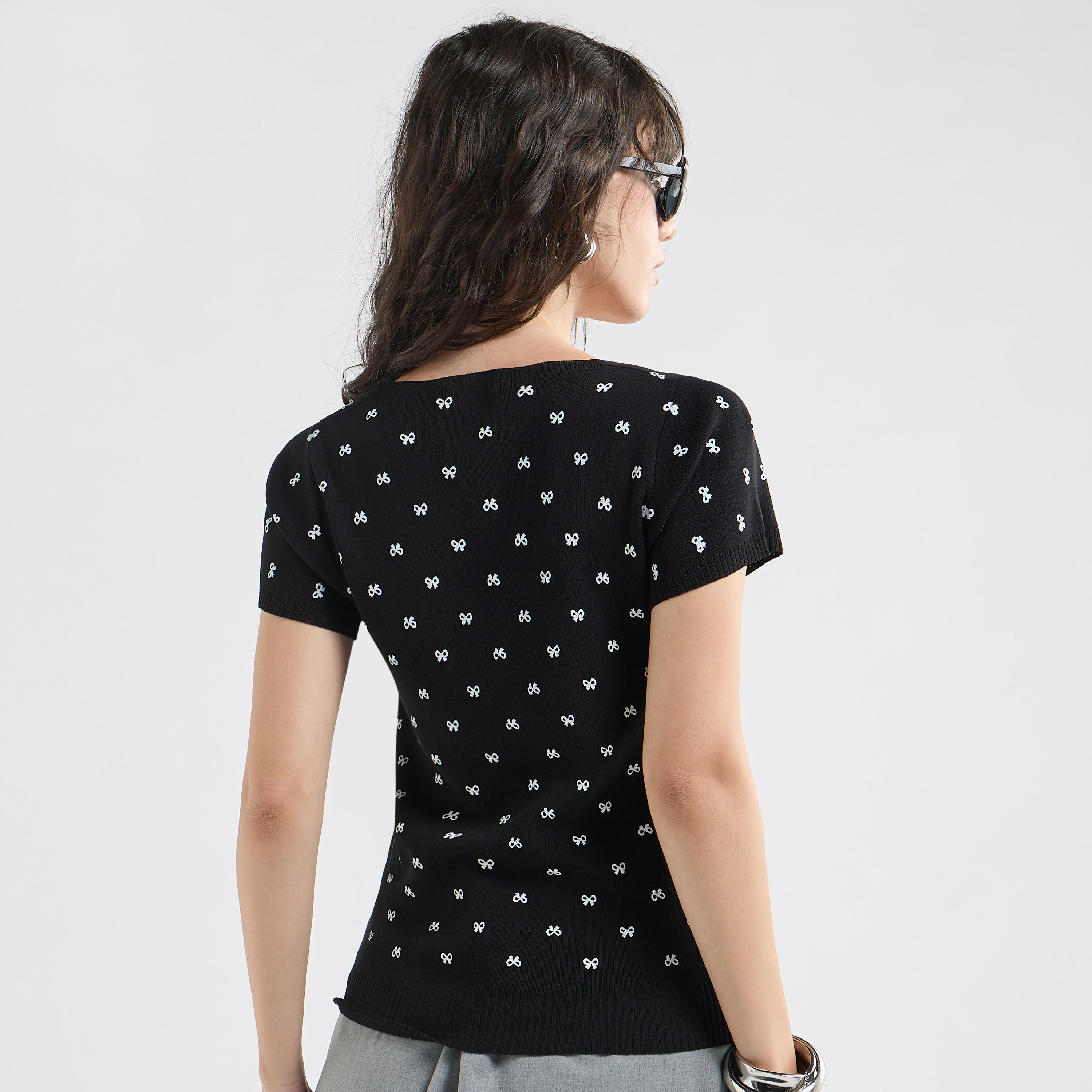 تيشيرت بارز الملمس بأكمام قصيرة وياقة مربعة-women-clothing-tshirts-image-15