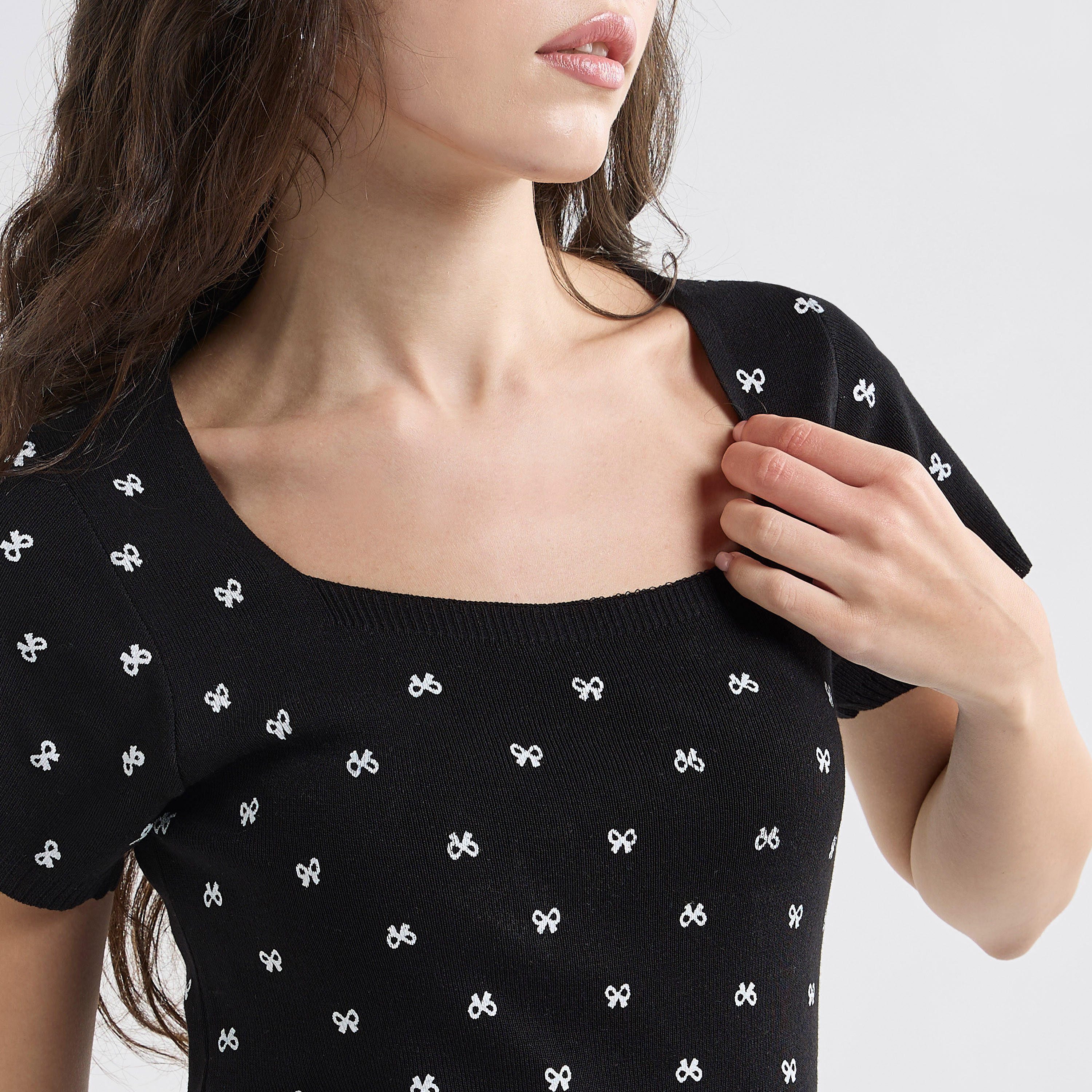 تيشيرت بارز الملمس بأكمام قصيرة وياقة مربعة-women-clothing-tshirts-image-16