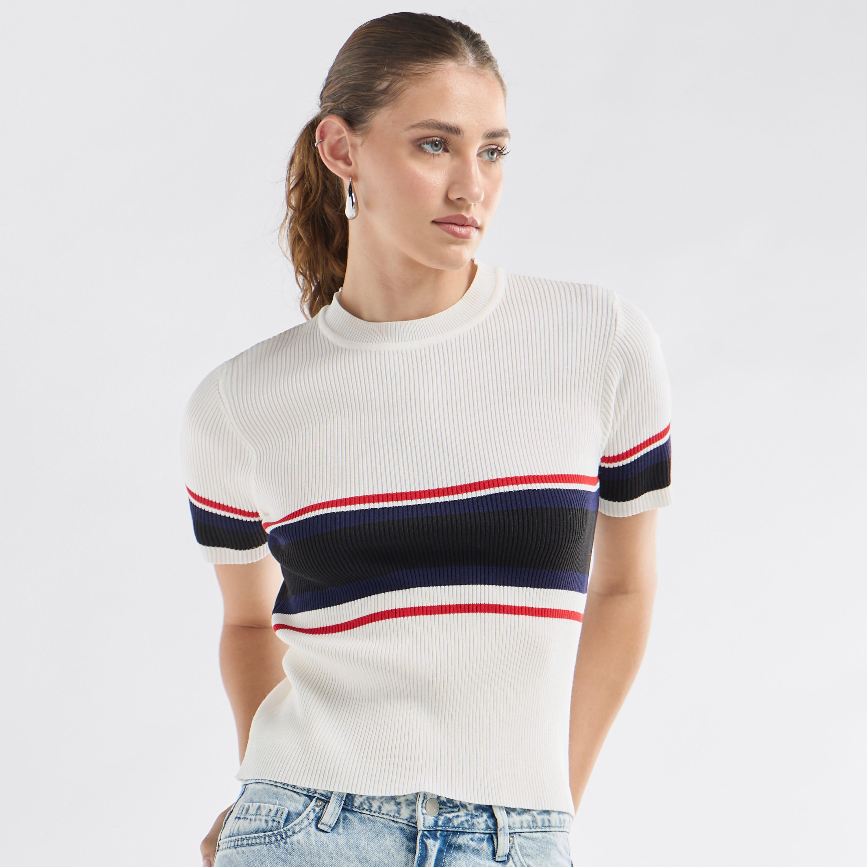 تيشيرت بقوالب ملونة وياقة ضيقة وأكمام قصيرة-women-clothing-tshirts-image-1