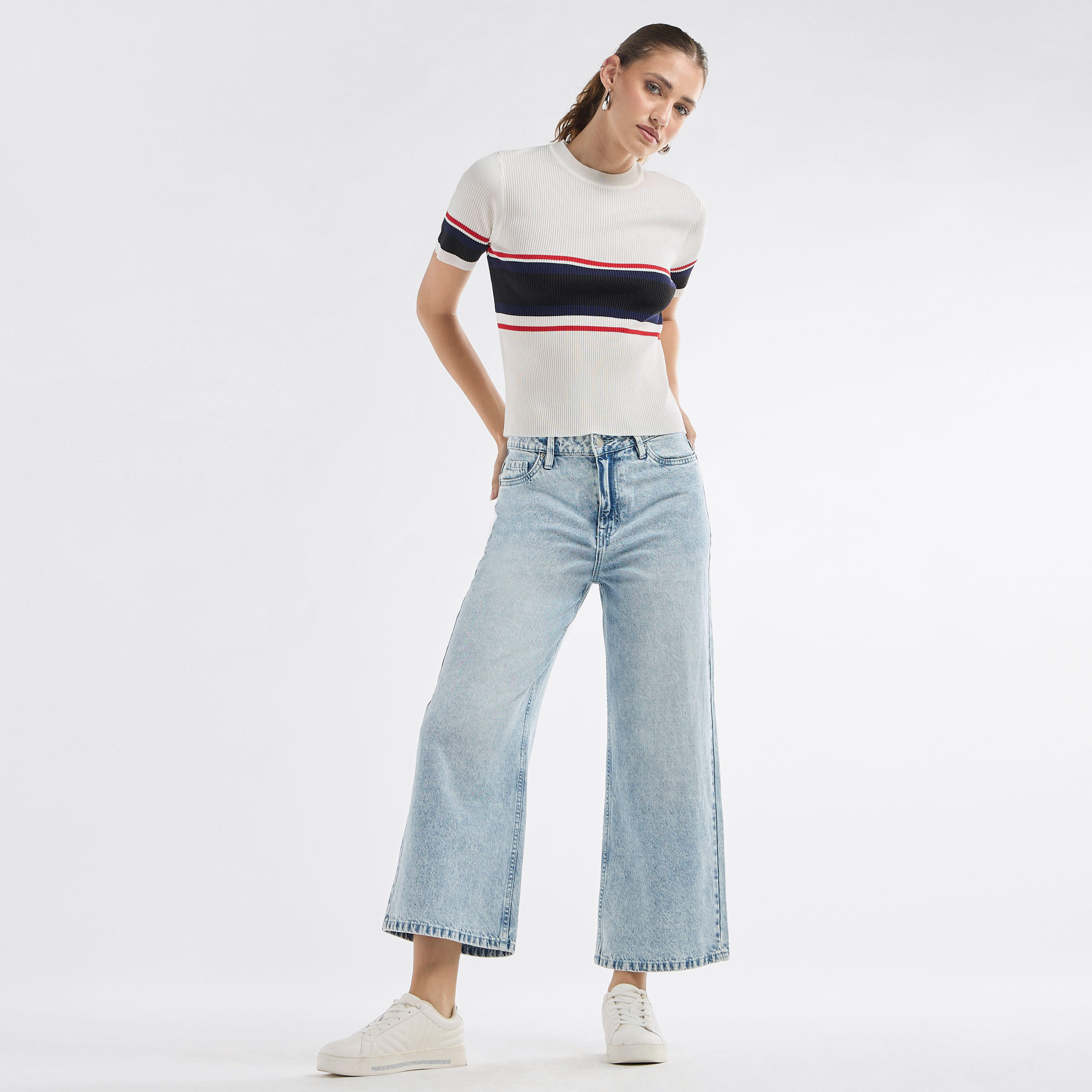 تيشيرت بقوالب ملونة وياقة ضيقة وأكمام قصيرة-women-clothing-tshirts-image-2