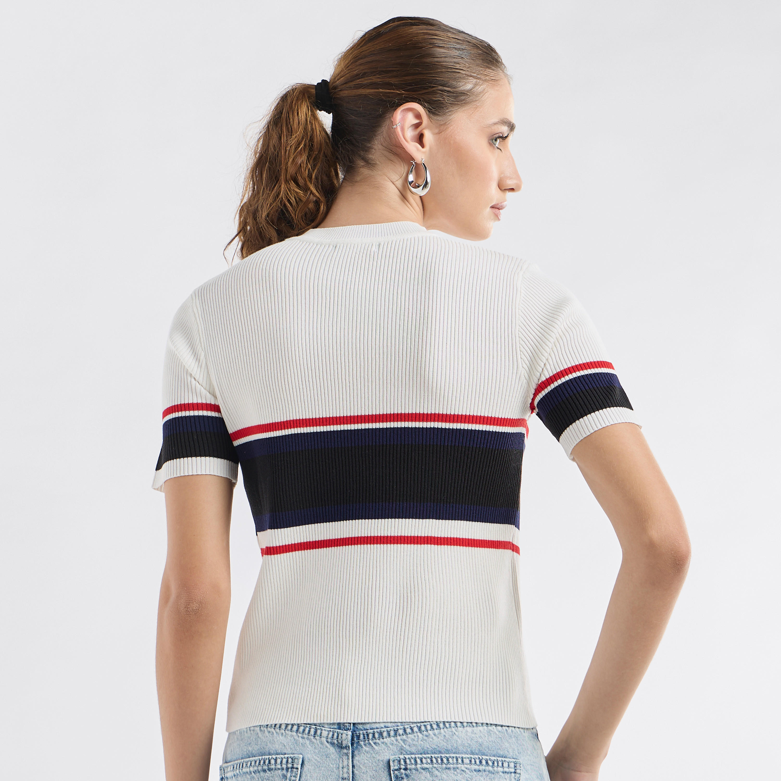 تيشيرت بقوالب ملونة وياقة ضيقة وأكمام قصيرة-women-clothing-tshirts-image-3