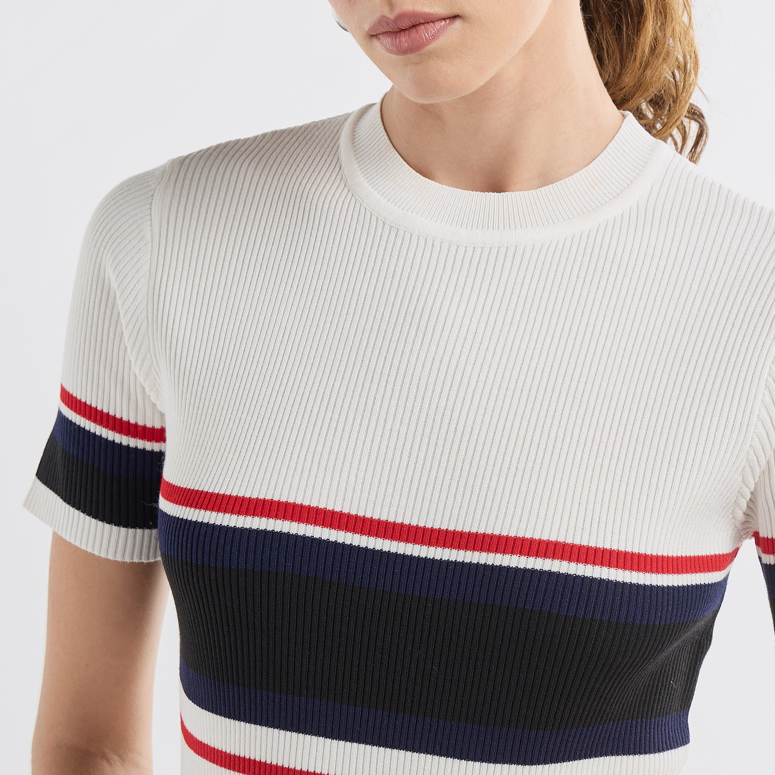 تيشيرت بقوالب ملونة وياقة ضيقة وأكمام قصيرة-women-clothing-tshirts-image-4