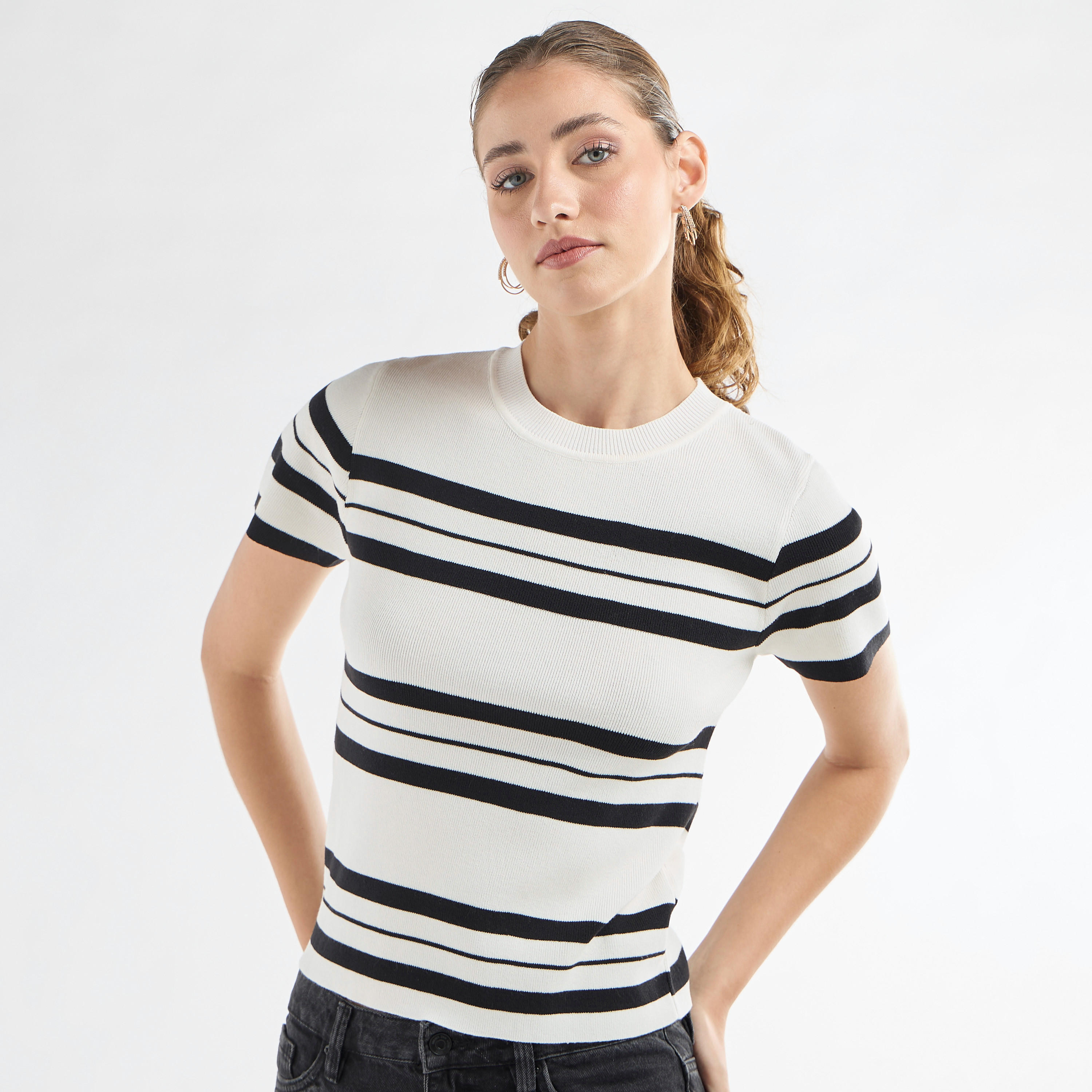 تيشيرت مخطط بياقة ضيقة وأكمام قصيرة-women-clothing-tshirts-image-1
