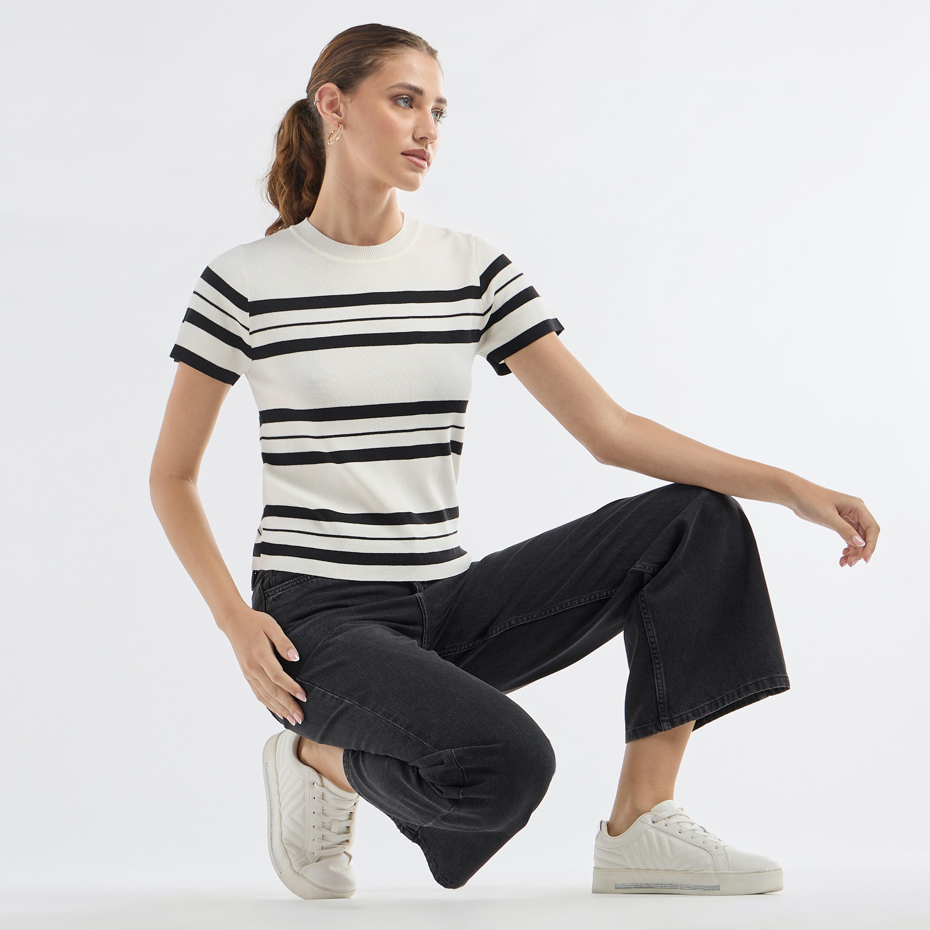 تيشيرت مخطط بياقة ضيقة وأكمام قصيرة-women-clothing-tshirts-image-2