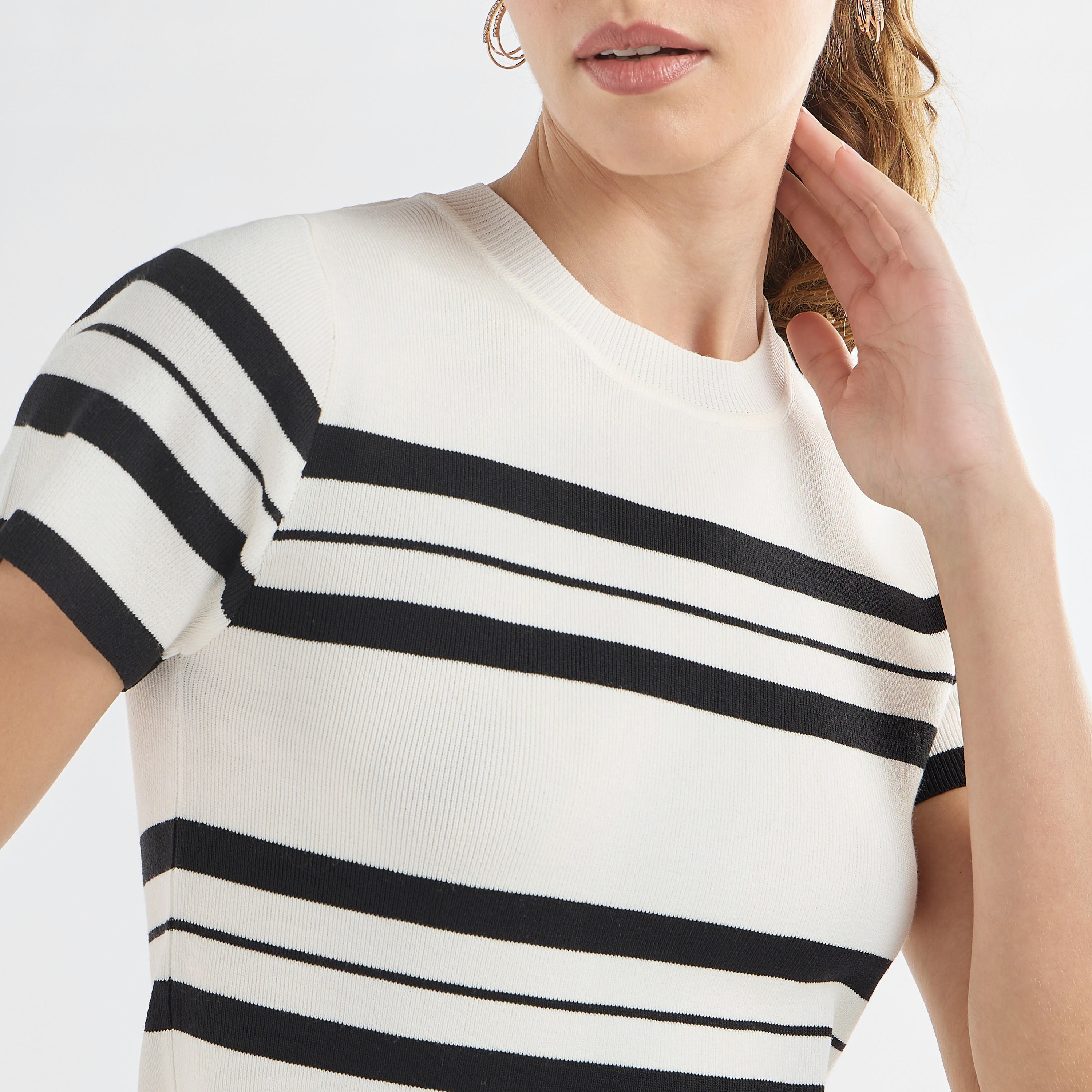 تيشيرت مخطط بياقة ضيقة وأكمام قصيرة-women-clothing-tshirts-image-4