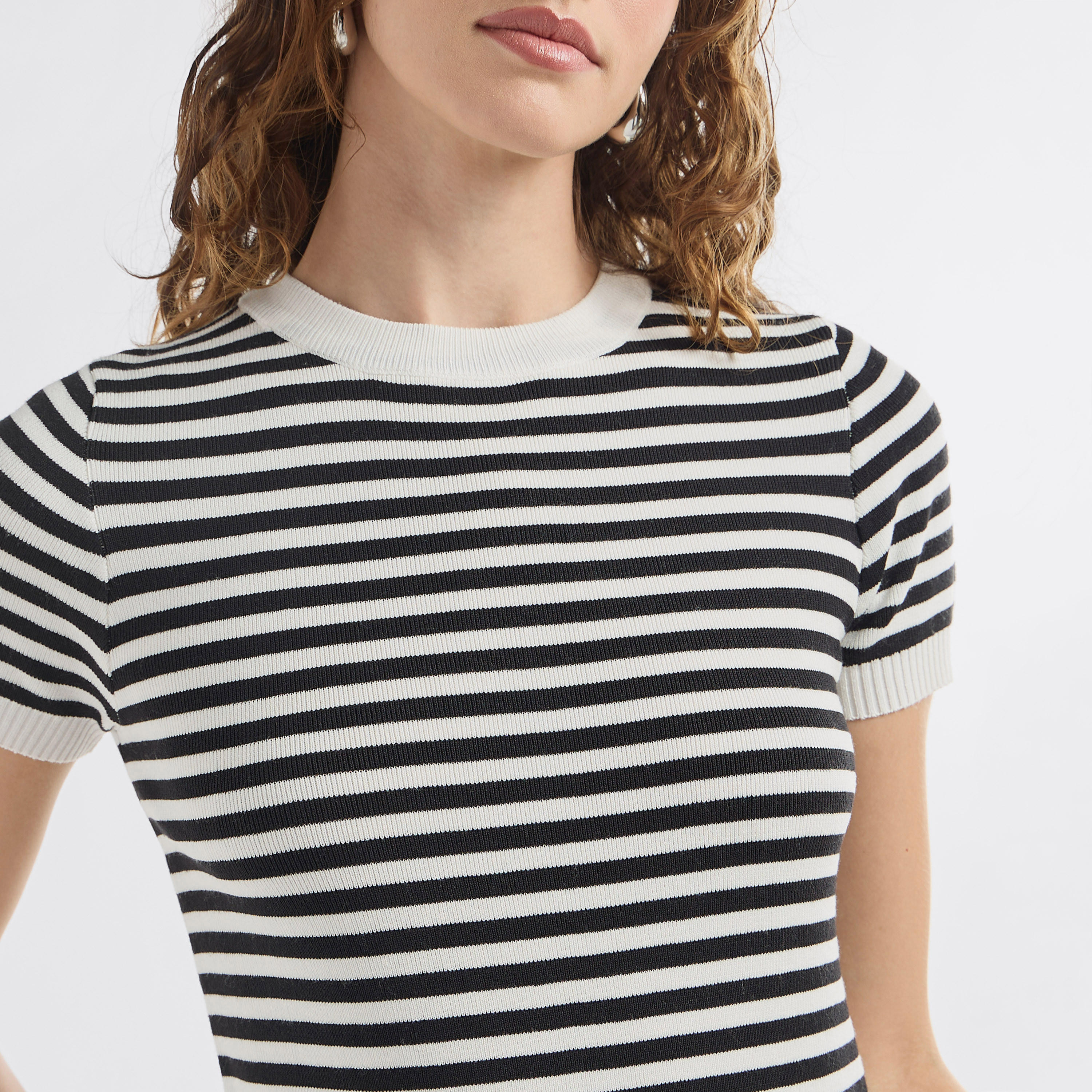 تيشيرت مخطط بياقة ضيقة وأكمام قصيرة-women-clothing-tshirts-image-1