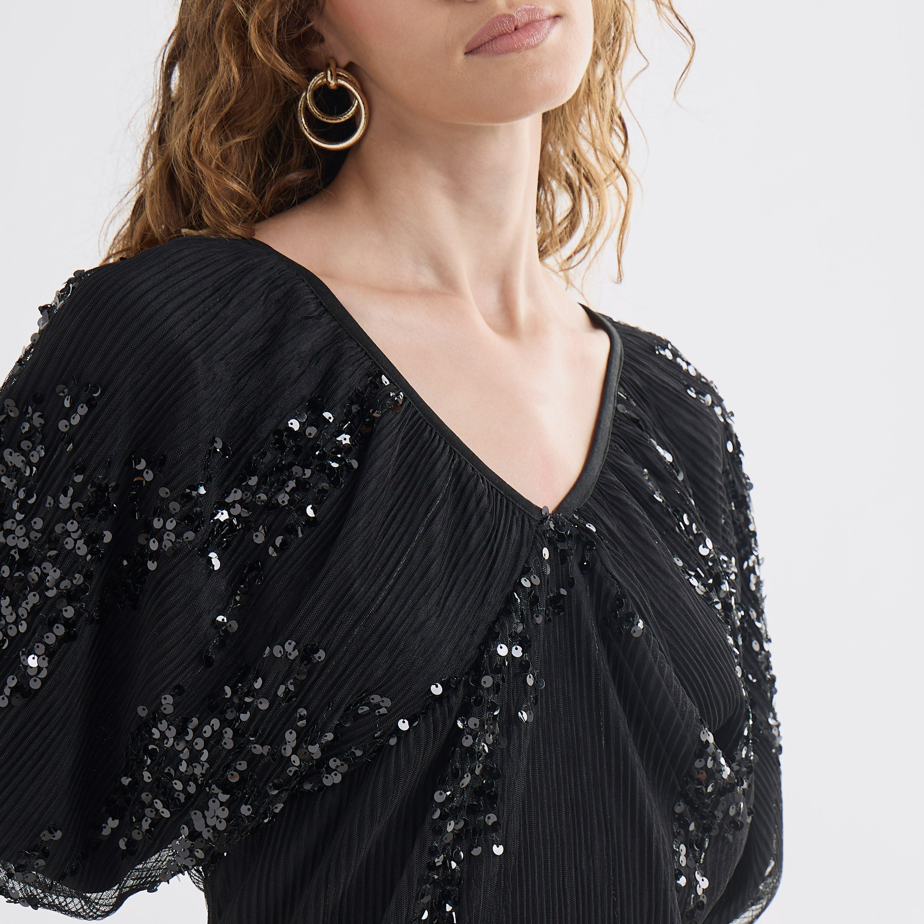 فستان ميدي مطرّز بالترتر بأكمام قصيرة منفوخة وياقة V-women-clothing-dresses-image-4