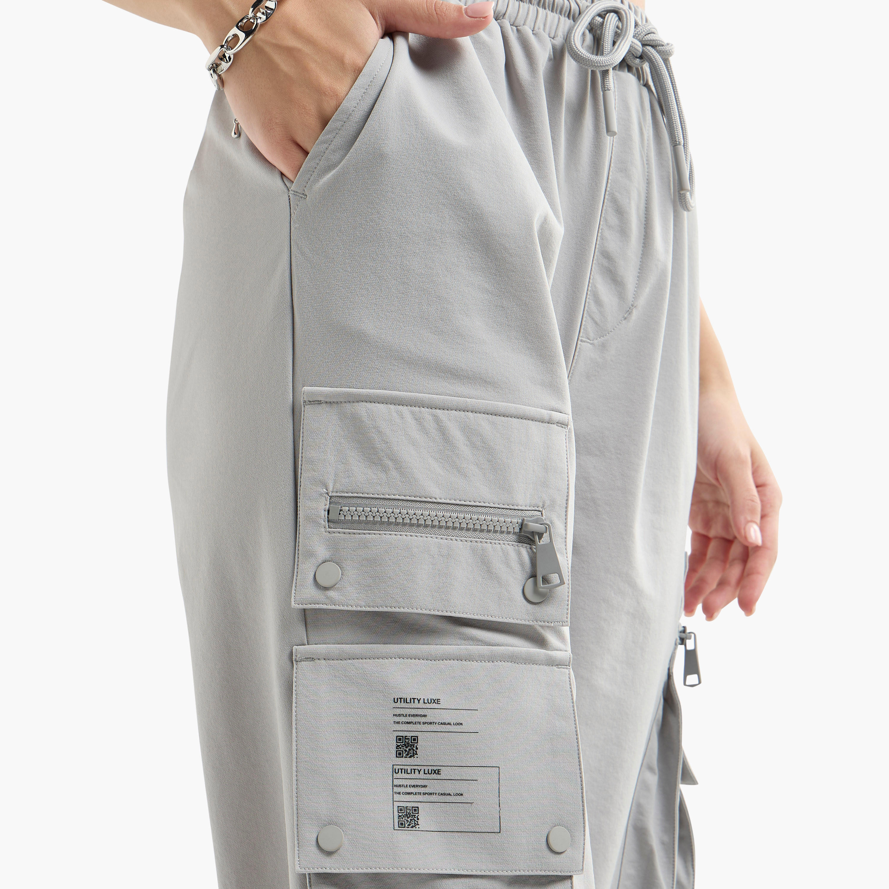بنطلون رياضي بقصة عادية وإغلاق رباط وجيوب-women-clothing-bottoms-joggers-image-4