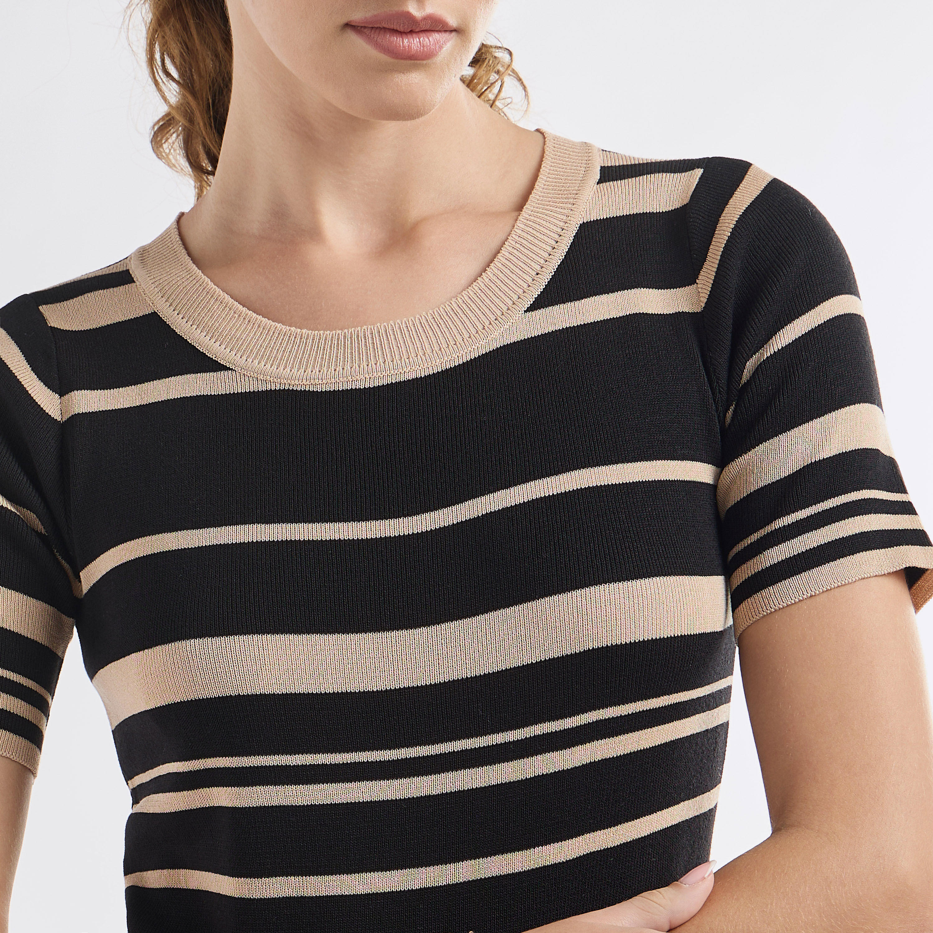 تيشيرت مقلّم بياقة مستديرة وأكمام قصيرة-women-clothing-tshirts-image-4