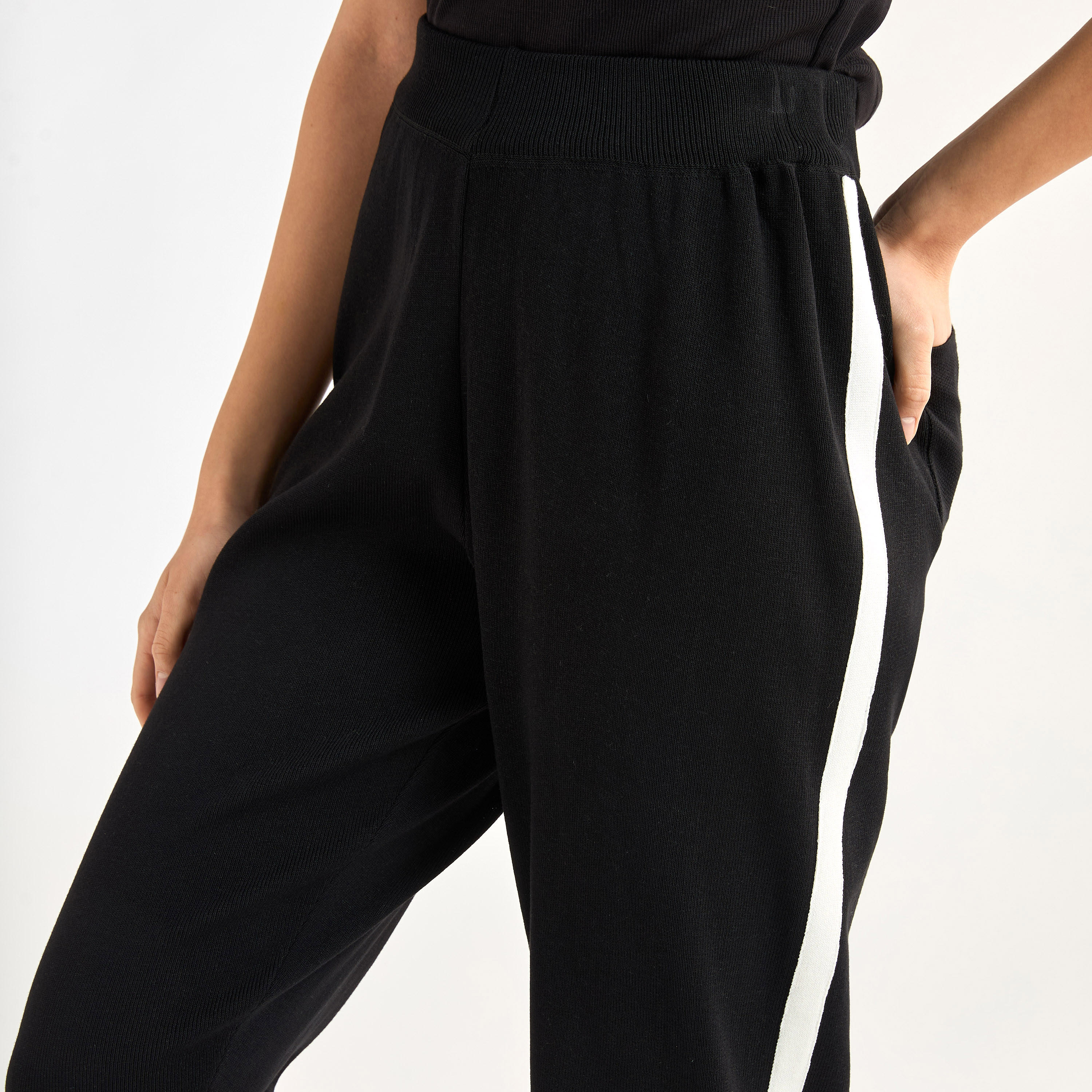 بنطلون رياضي بتفاصيل شريطية مع حزام خصر مطاطي-women-clothing-bottoms-joggers-image-4