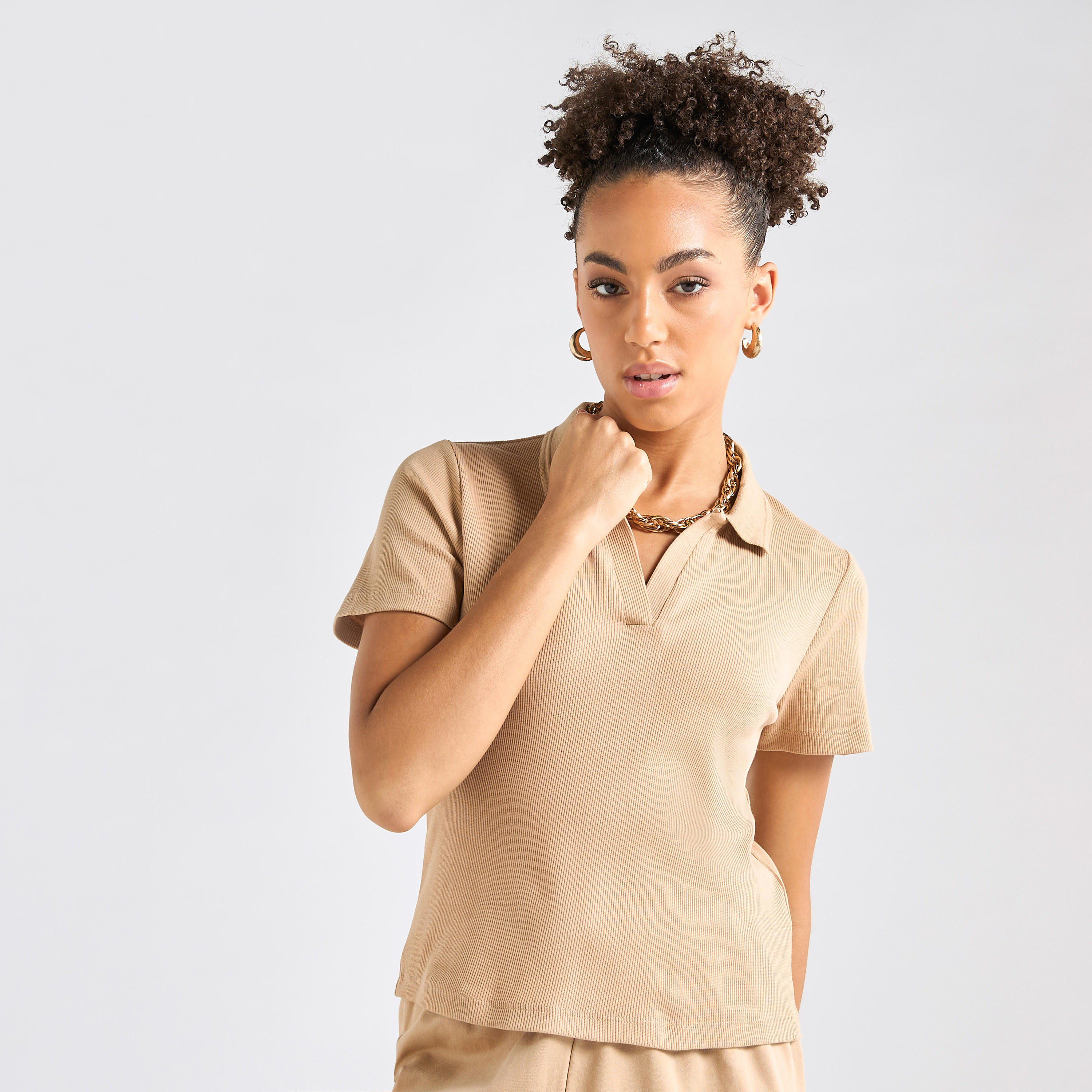 طقم بنطلون كارجو رياضي وتيشيرت بولو بارز الملمس-women-clothing-coordsets-image-2