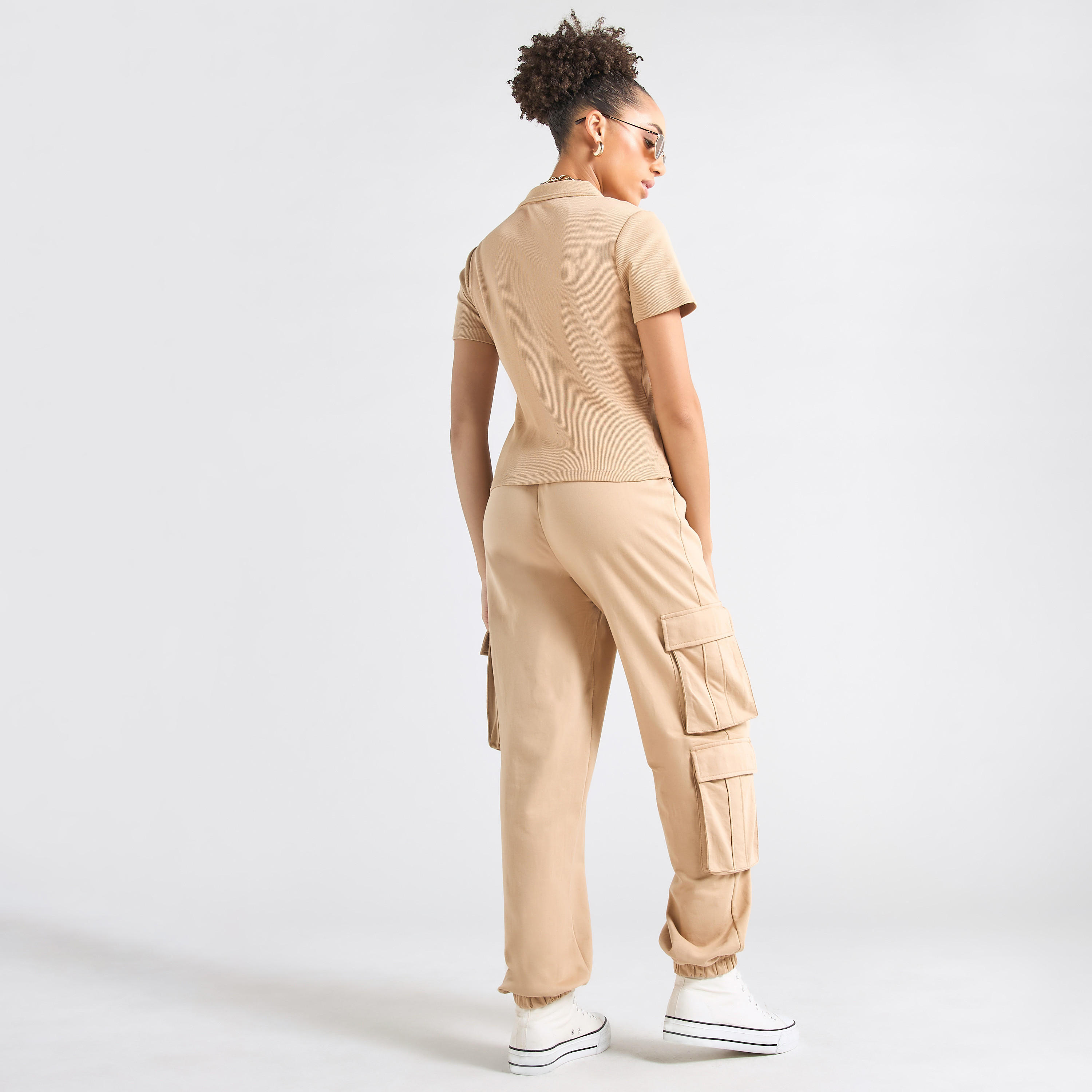 طقم بنطلون كارجو رياضي وتيشيرت بولو بارز الملمس-women-clothing-coordsets-image-3