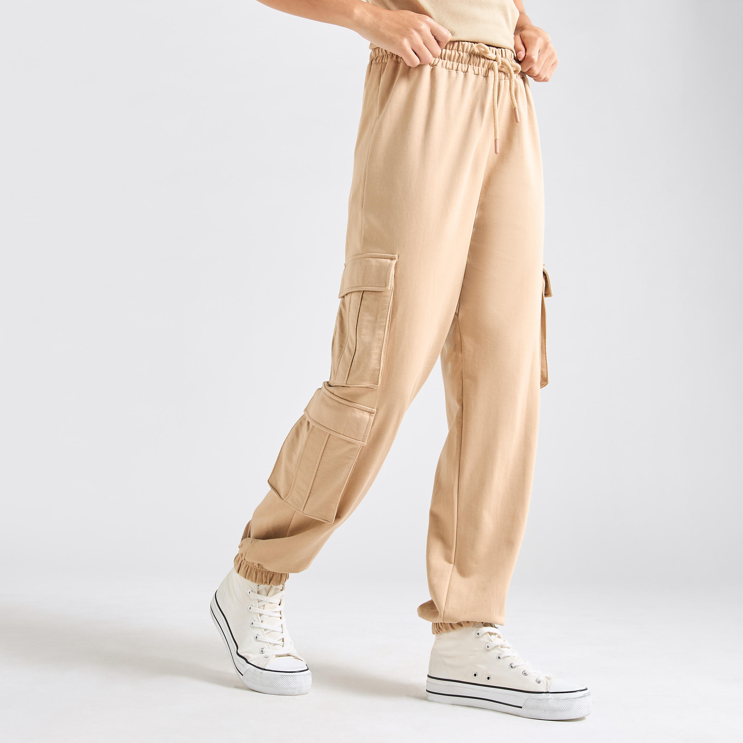 طقم بنطلون كارجو رياضي وتيشيرت بولو بارز الملمس-women-clothing-coordsets-image-4