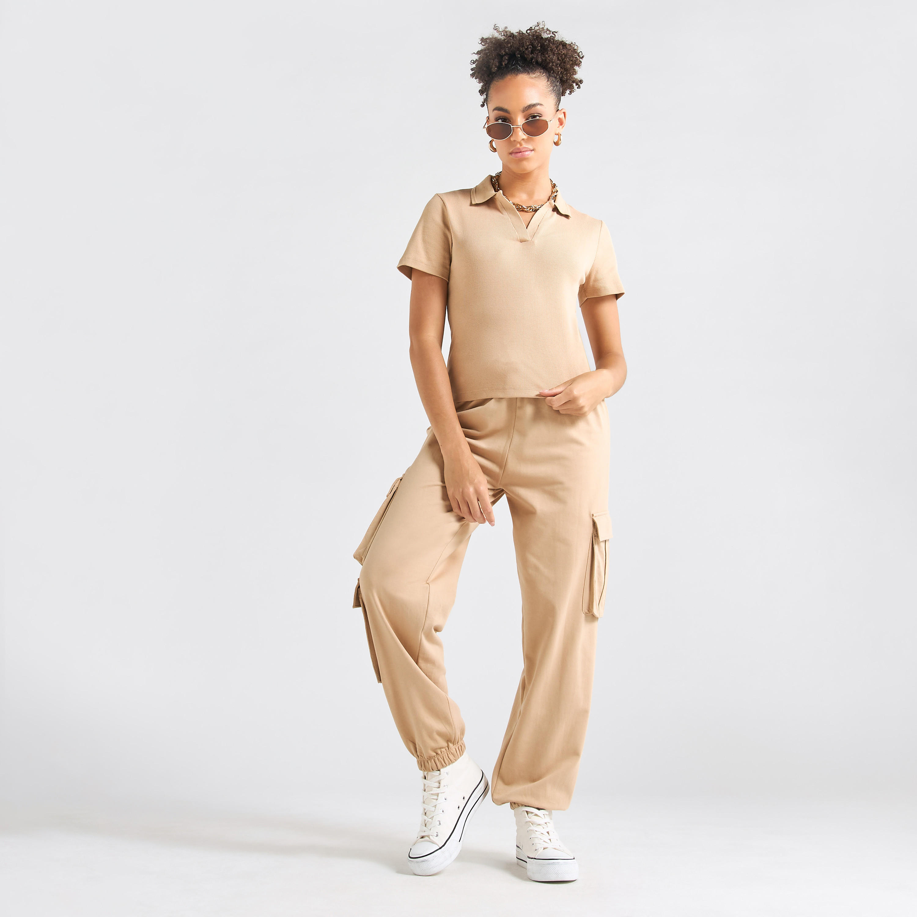 طقم بنطلون كارجو رياضي وتيشيرت بولو بارز الملمس-women-clothing-coordsets-image-6