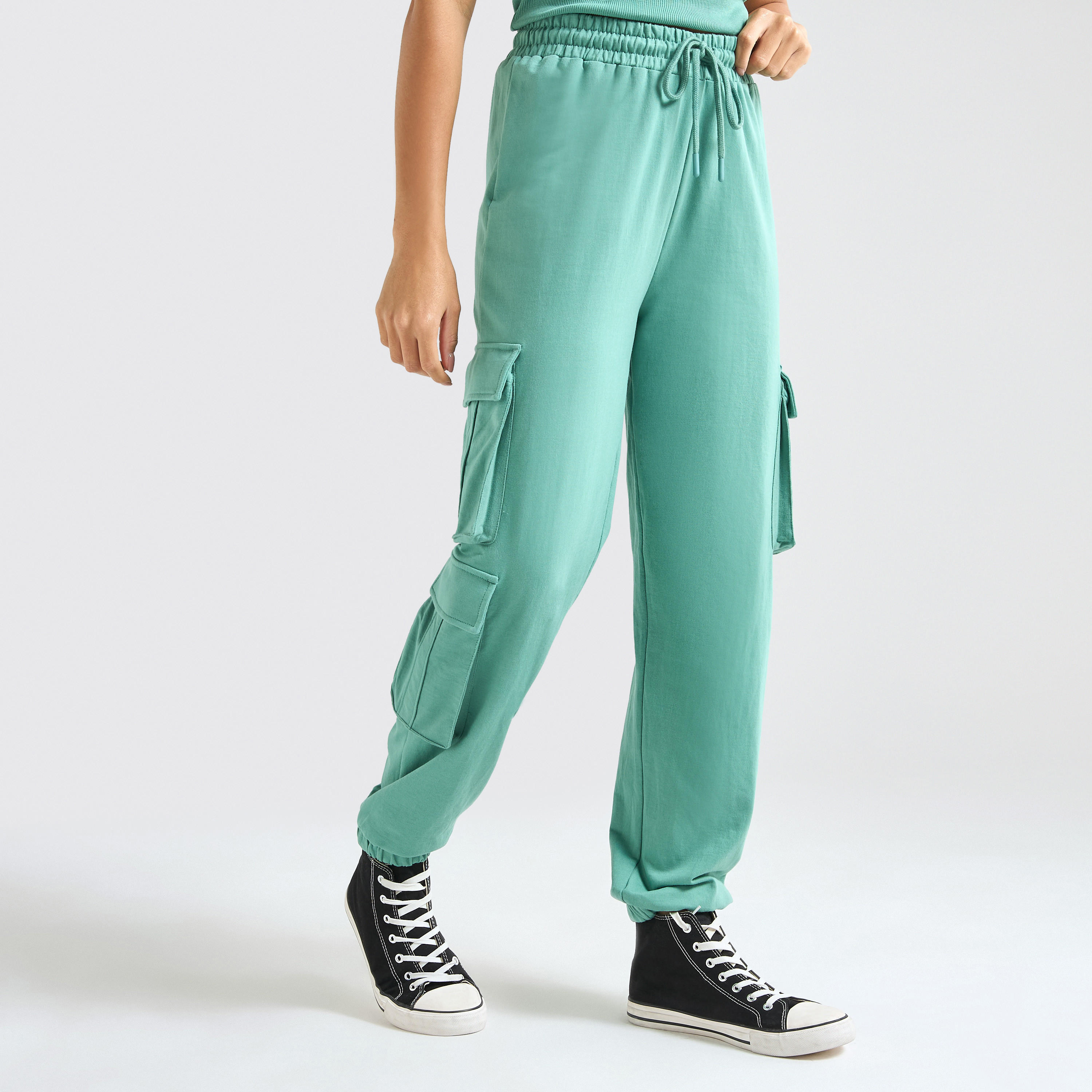 طقم بنطلون كارجو رياضي وتيشيرت بولو بارز الملمس-women-clothing-coordsets-image-2