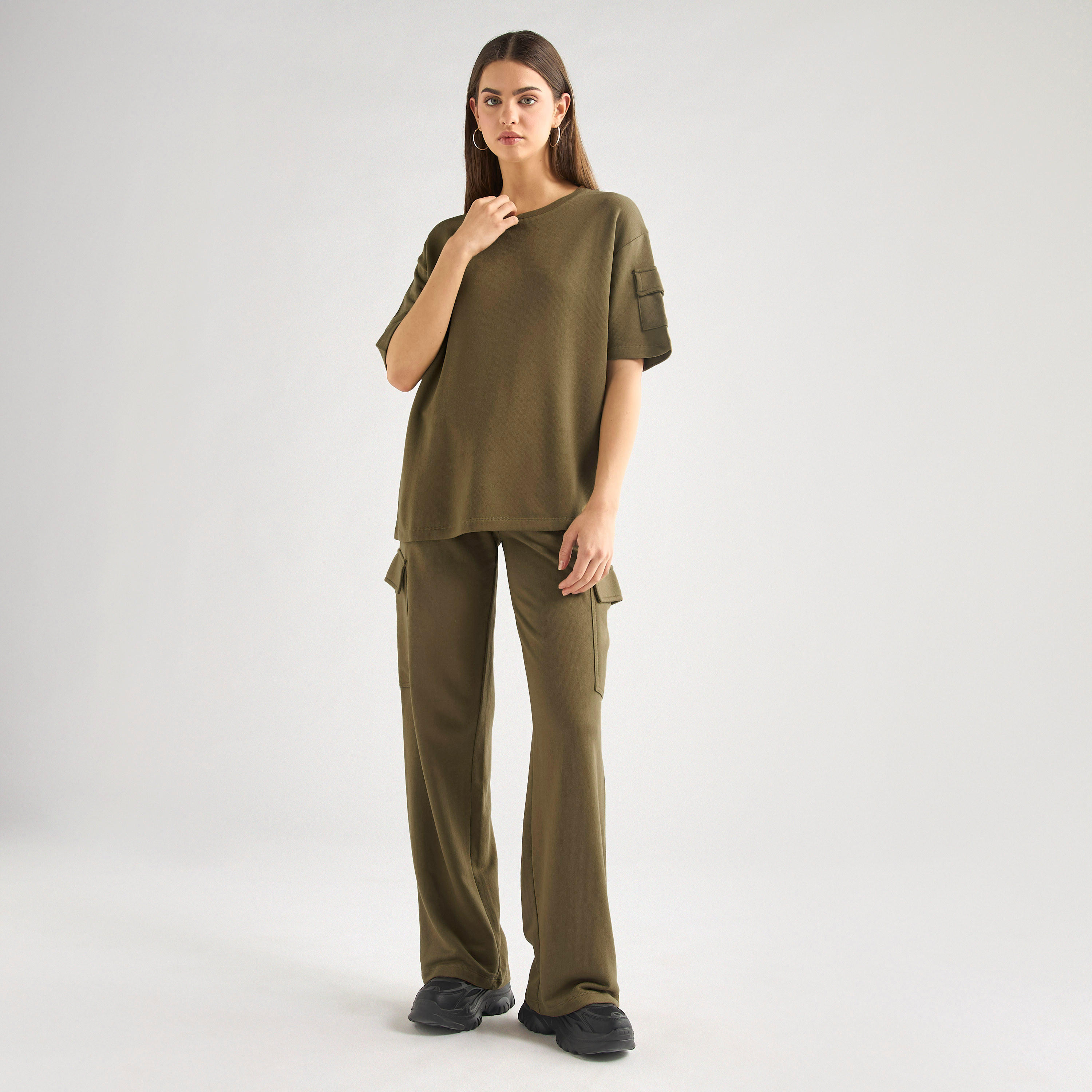 طقم بنطلون كارجو وتيشيرت بتفاصيل جيب وياقة ضيقة-women-clothing-coordsets-image-1