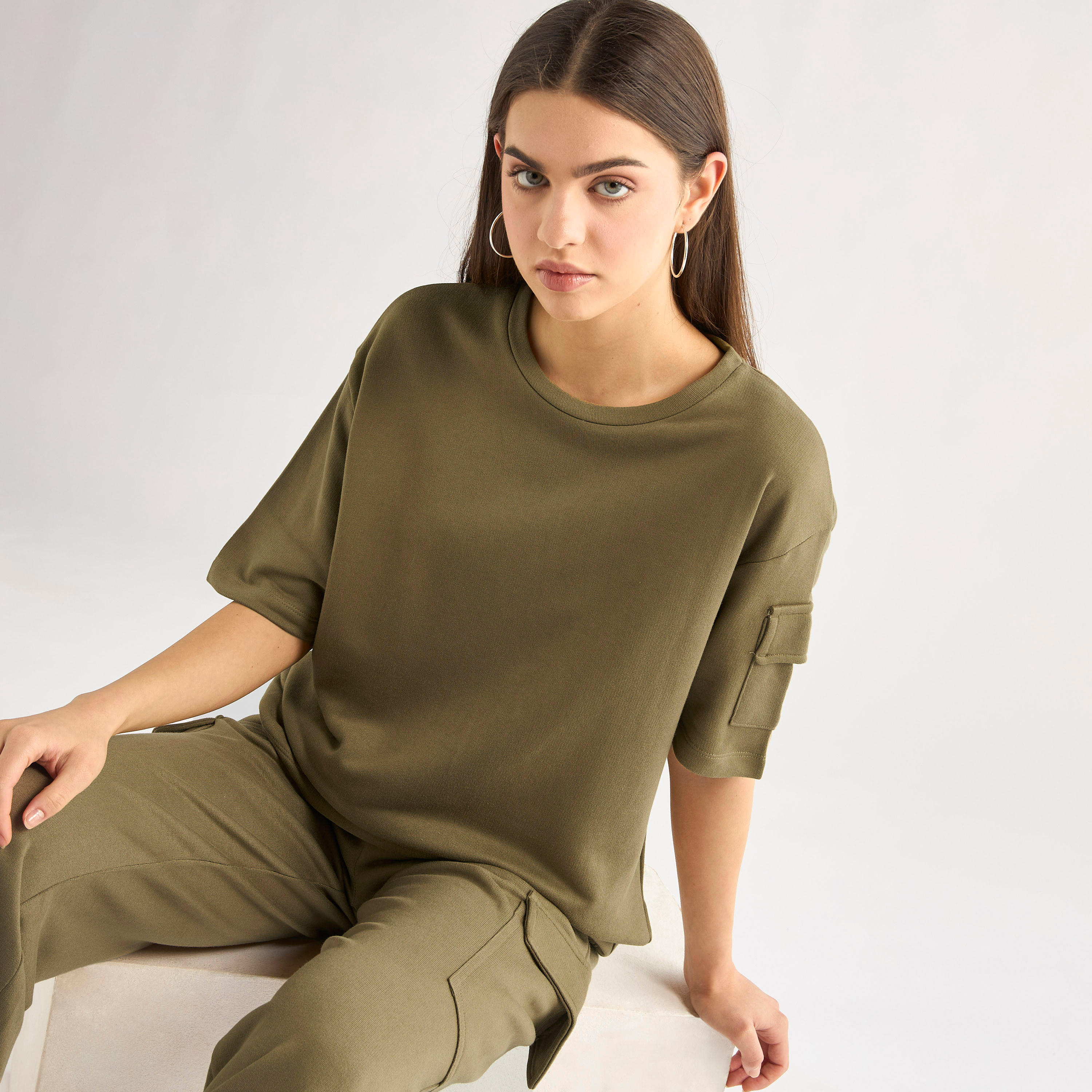 طقم بنطلون كارجو وتيشيرت بتفاصيل جيب وياقة ضيقة-women-clothing-coordsets-image-2
