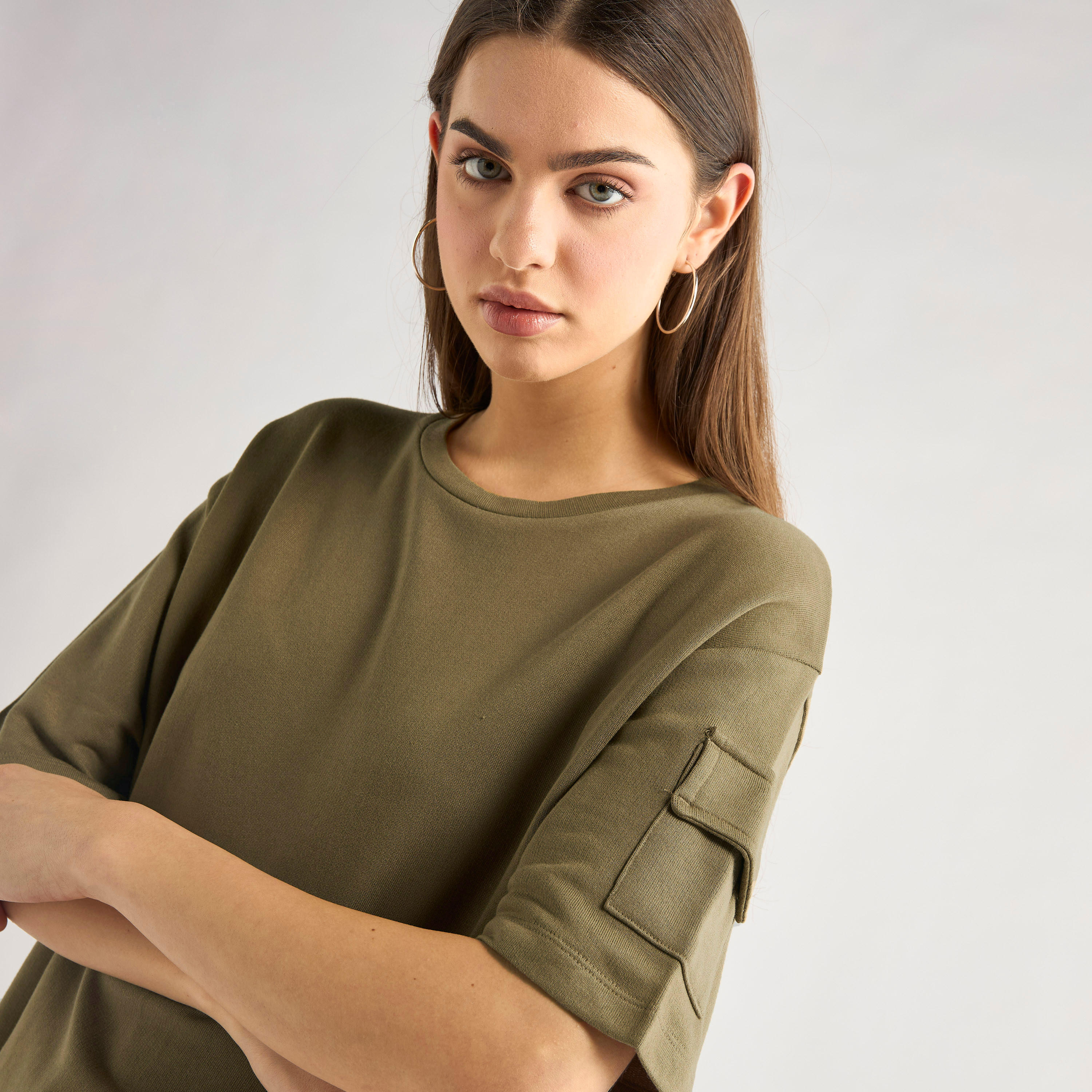 طقم بنطلون كارجو وتيشيرت بتفاصيل جيب وياقة ضيقة-women-clothing-coordsets-image-6