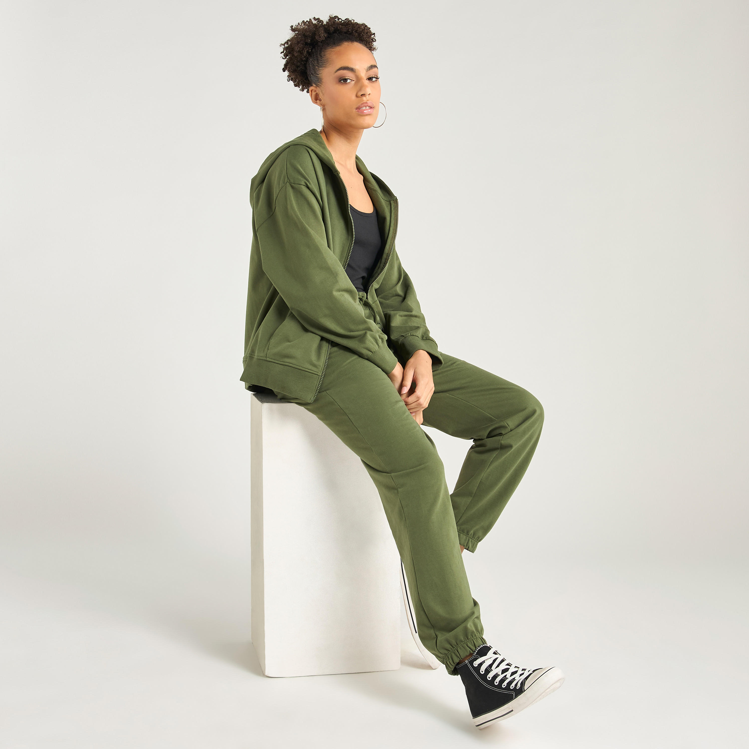 طقم بنطلون رياضي وهودي بتفاصيل سحاب وجيب كنغر-women-clothing-coordsets-image-1