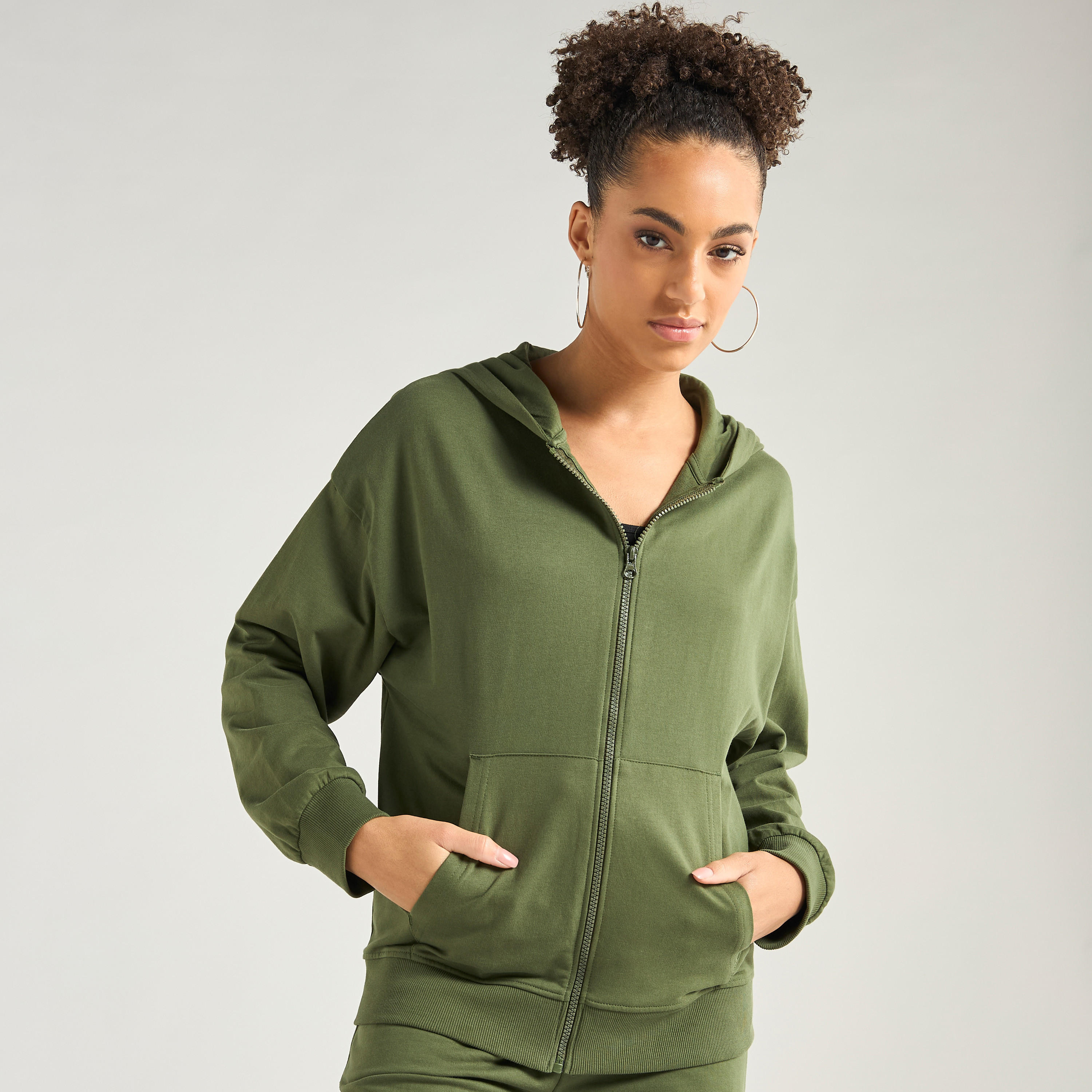 طقم بنطلون رياضي وهودي بتفاصيل سحاب وجيب كنغر-women-clothing-coordsets-image-2