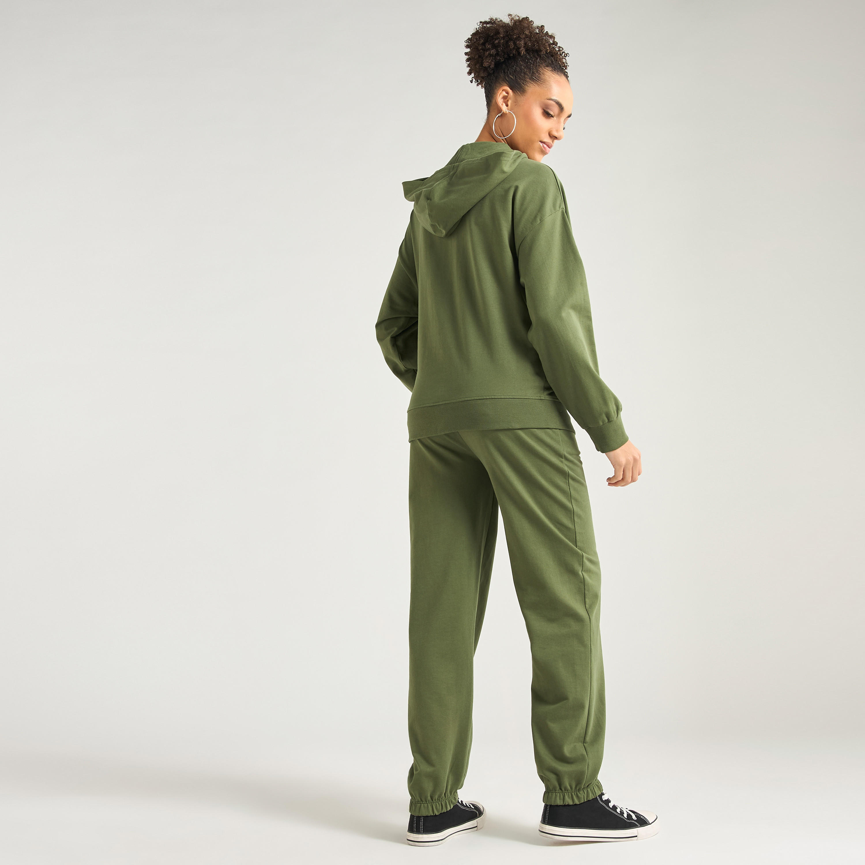 طقم بنطلون رياضي وهودي بتفاصيل سحاب وجيب كنغر-women-clothing-coordsets-image-3