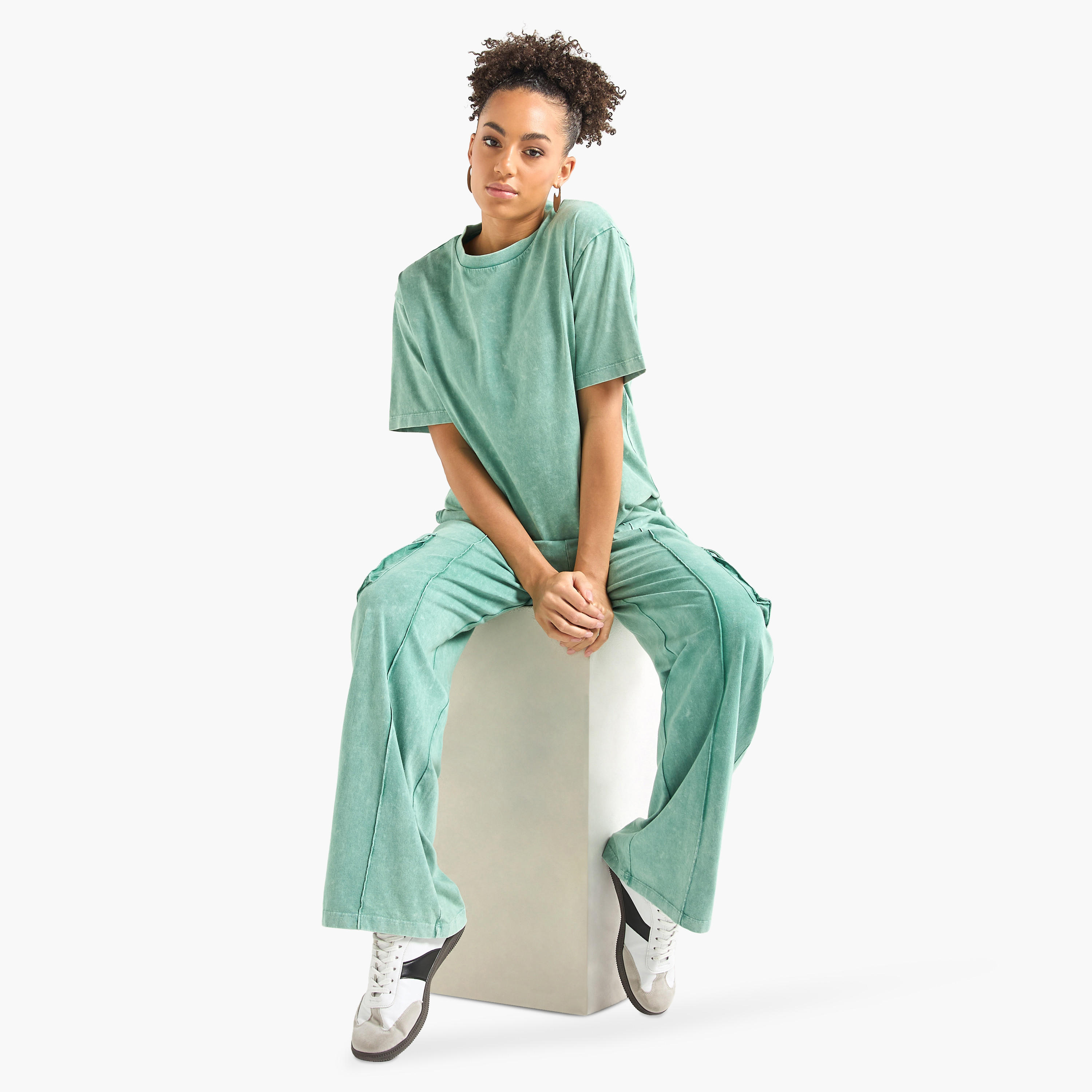 طقم تيشيرت بوكسي بياقة ضيقة وبنطلون كارجو-women-clothing-coordsets-image-1