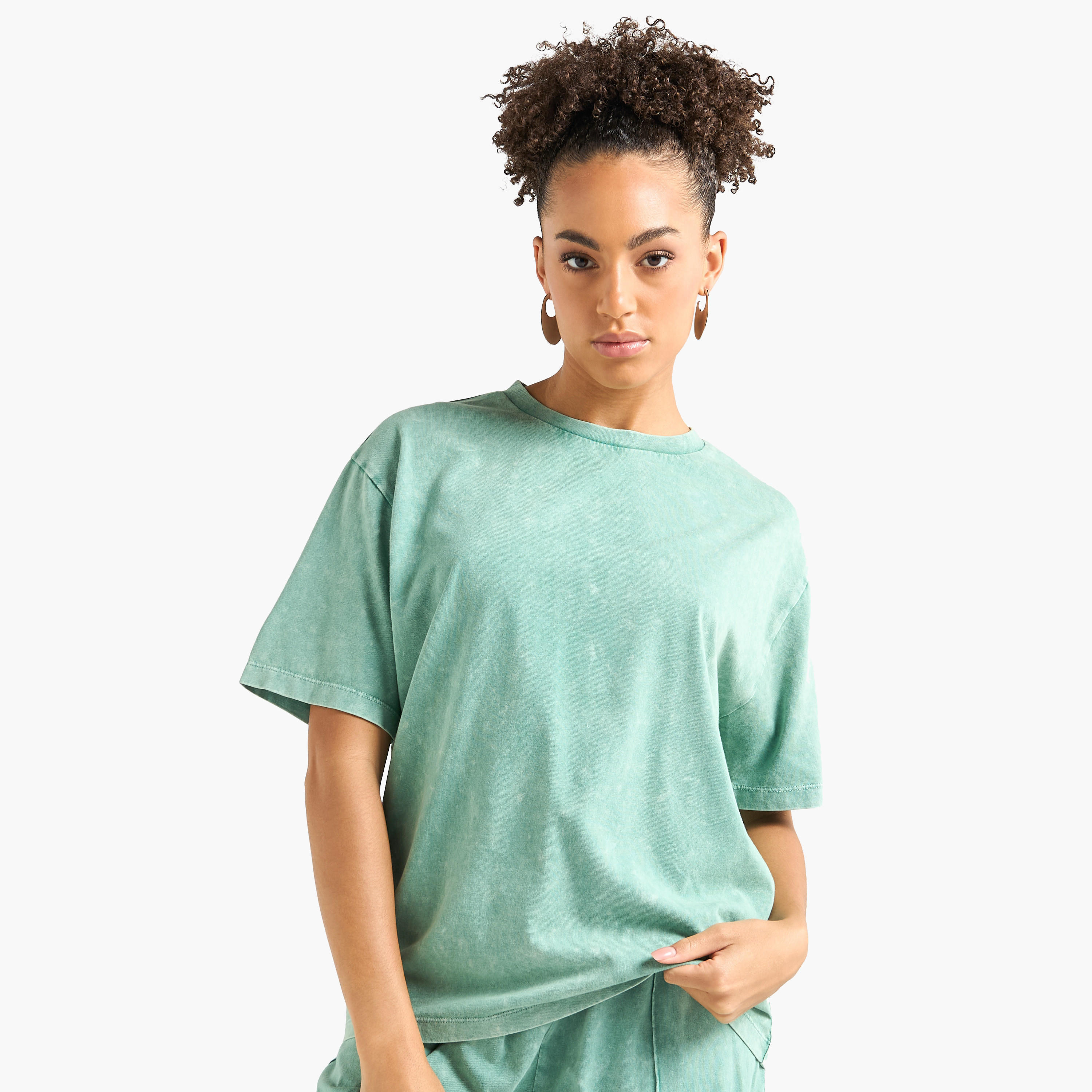 طقم تيشيرت بوكسي بياقة ضيقة وبنطلون كارجو-women-clothing-coordsets-image-2