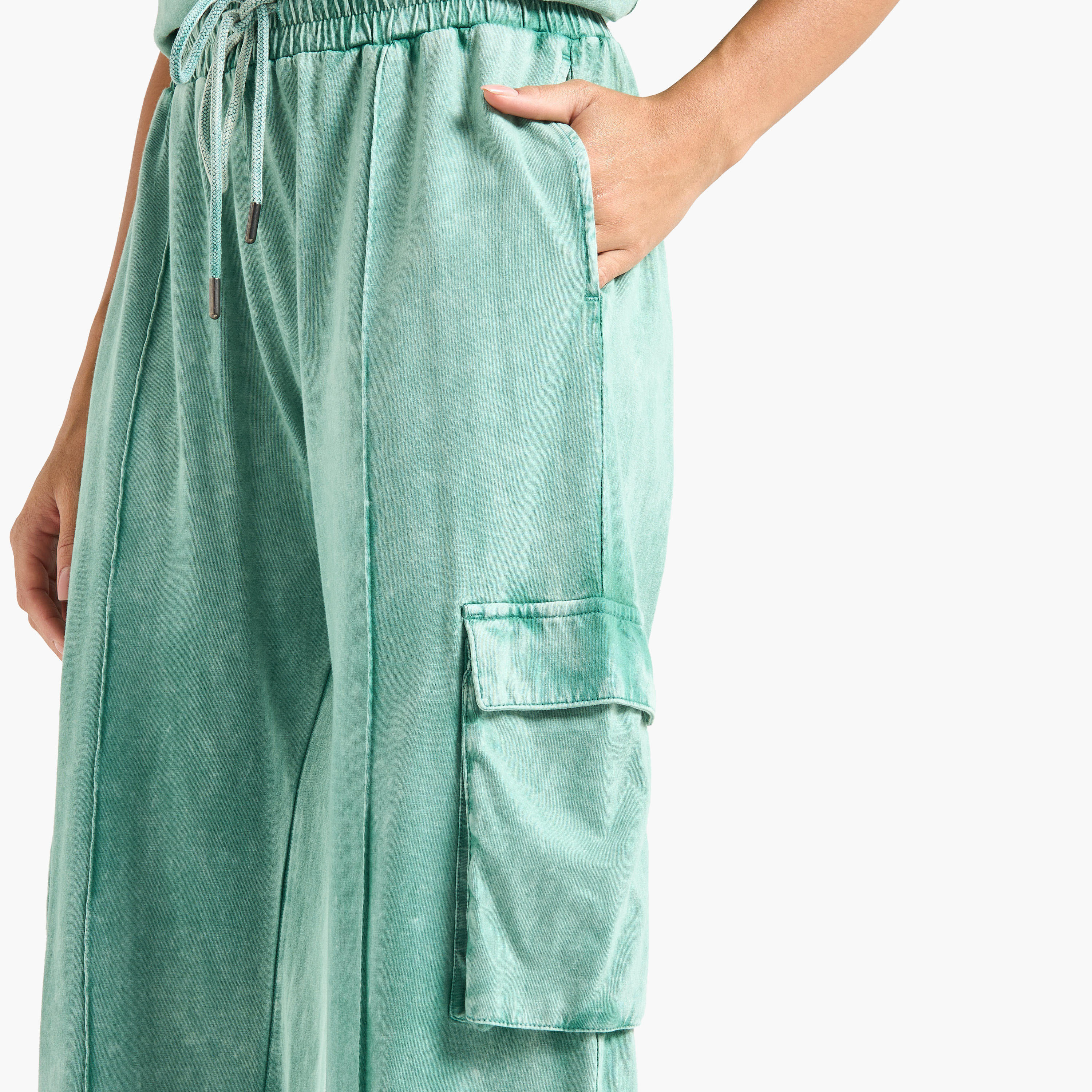 طقم تيشيرت بوكسي بياقة ضيقة وبنطلون كارجو-women-clothing-coordsets-image-5