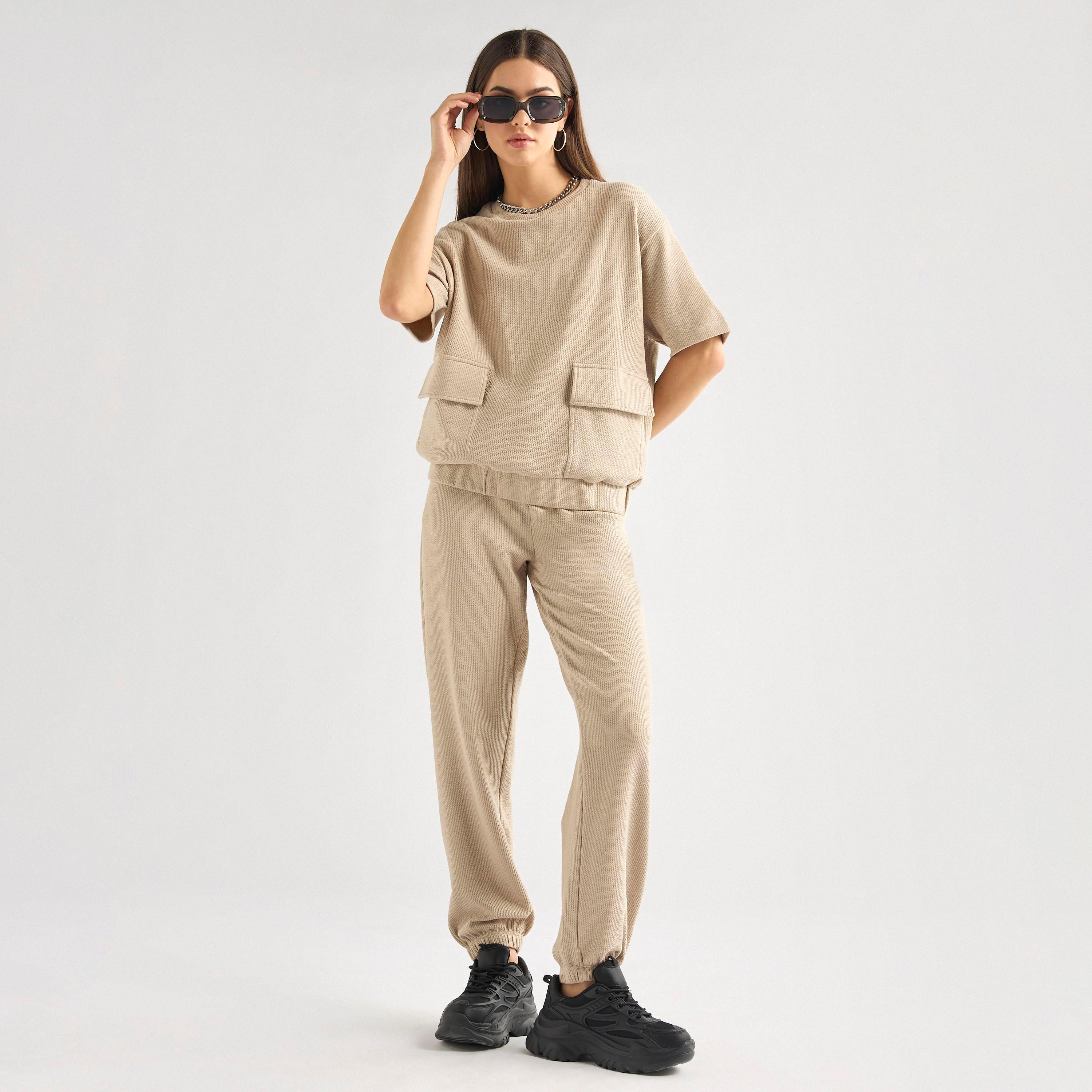 طقم بنطلون رياضي وتيشيرت بارز الملمس بتفاصيل جيب-women-clothing-coordsets-image-1