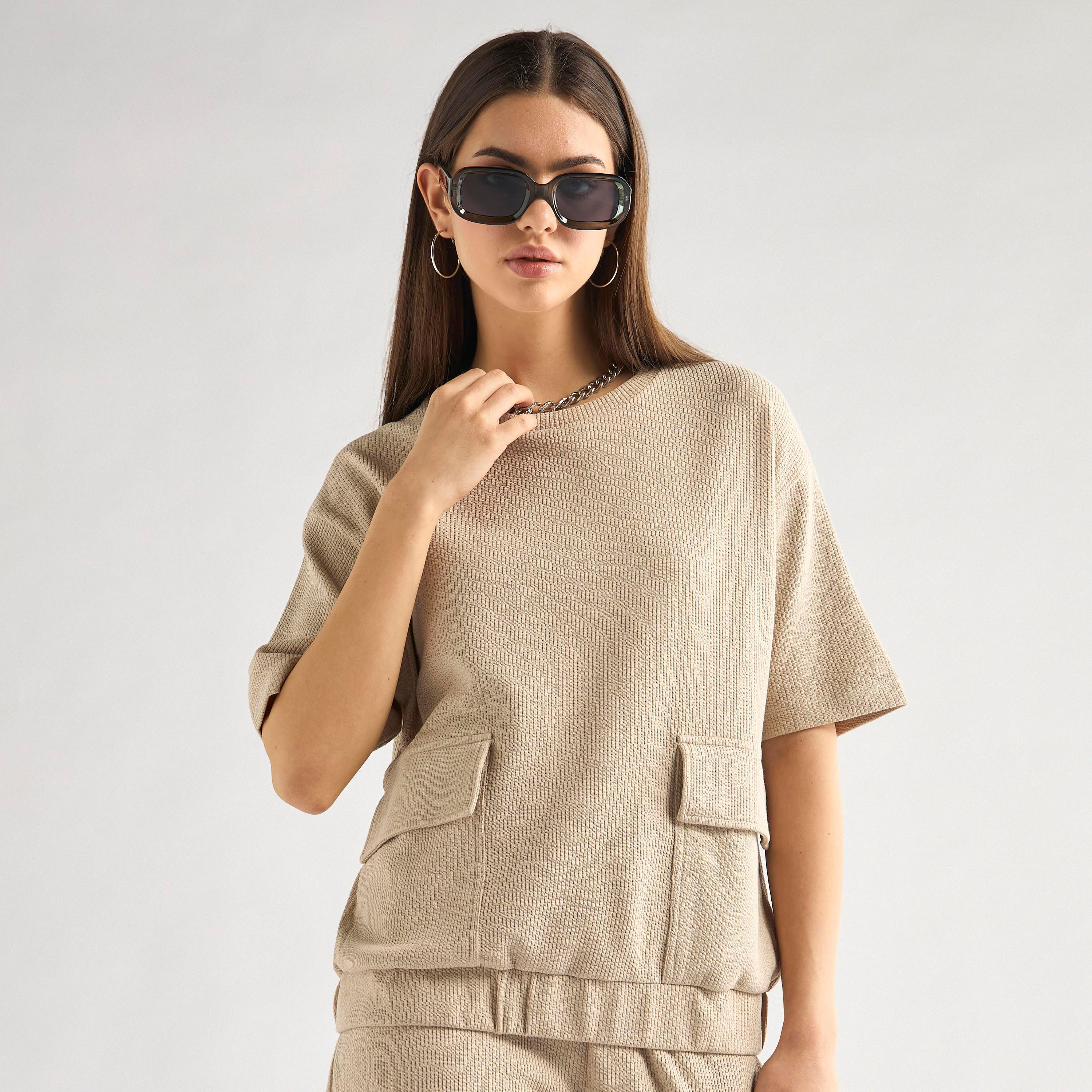 طقم بنطلون رياضي وتيشيرت بارز الملمس بتفاصيل جيب-women-clothing-coordsets-image-2