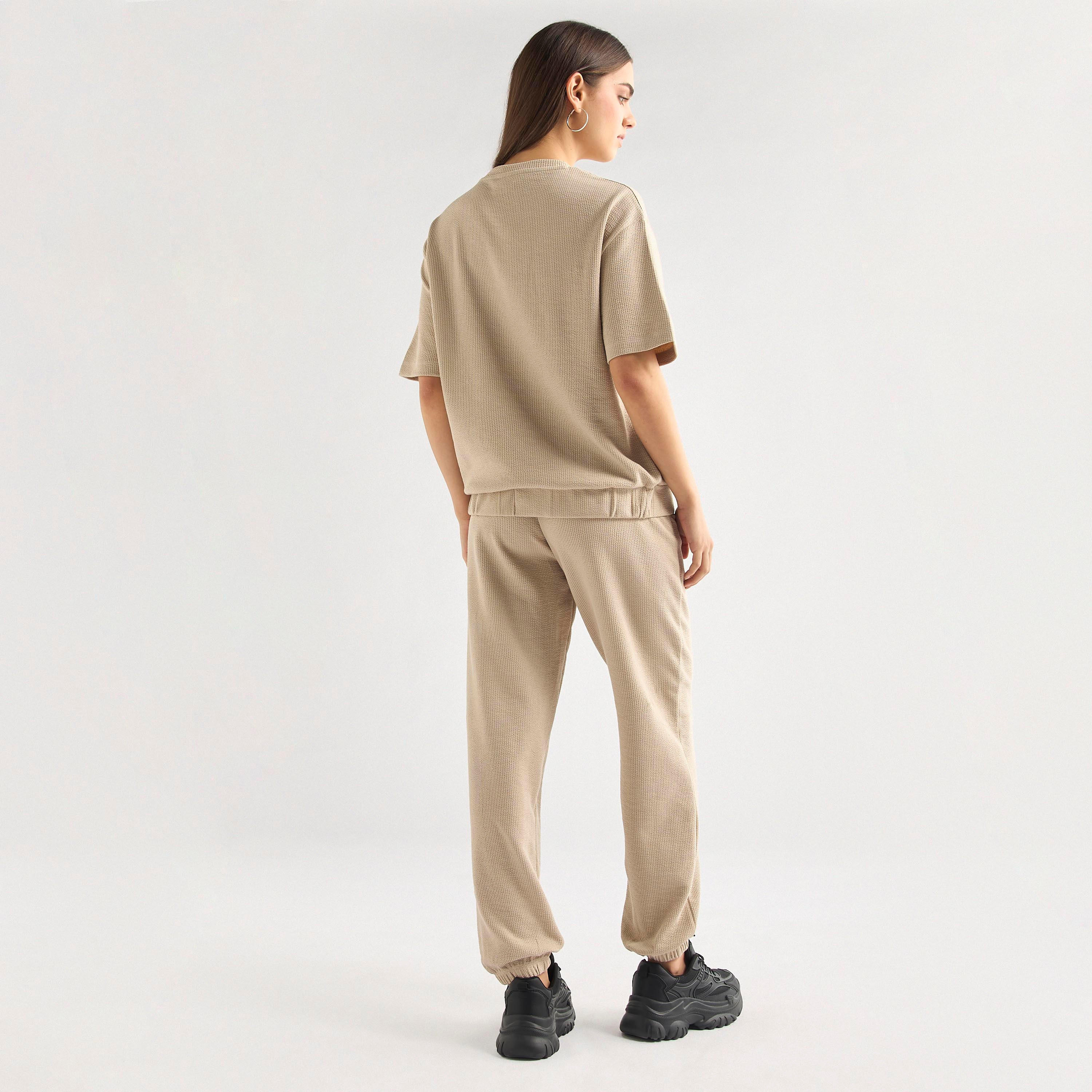 طقم بنطلون رياضي وتيشيرت بارز الملمس بتفاصيل جيب-women-clothing-coordsets-image-3