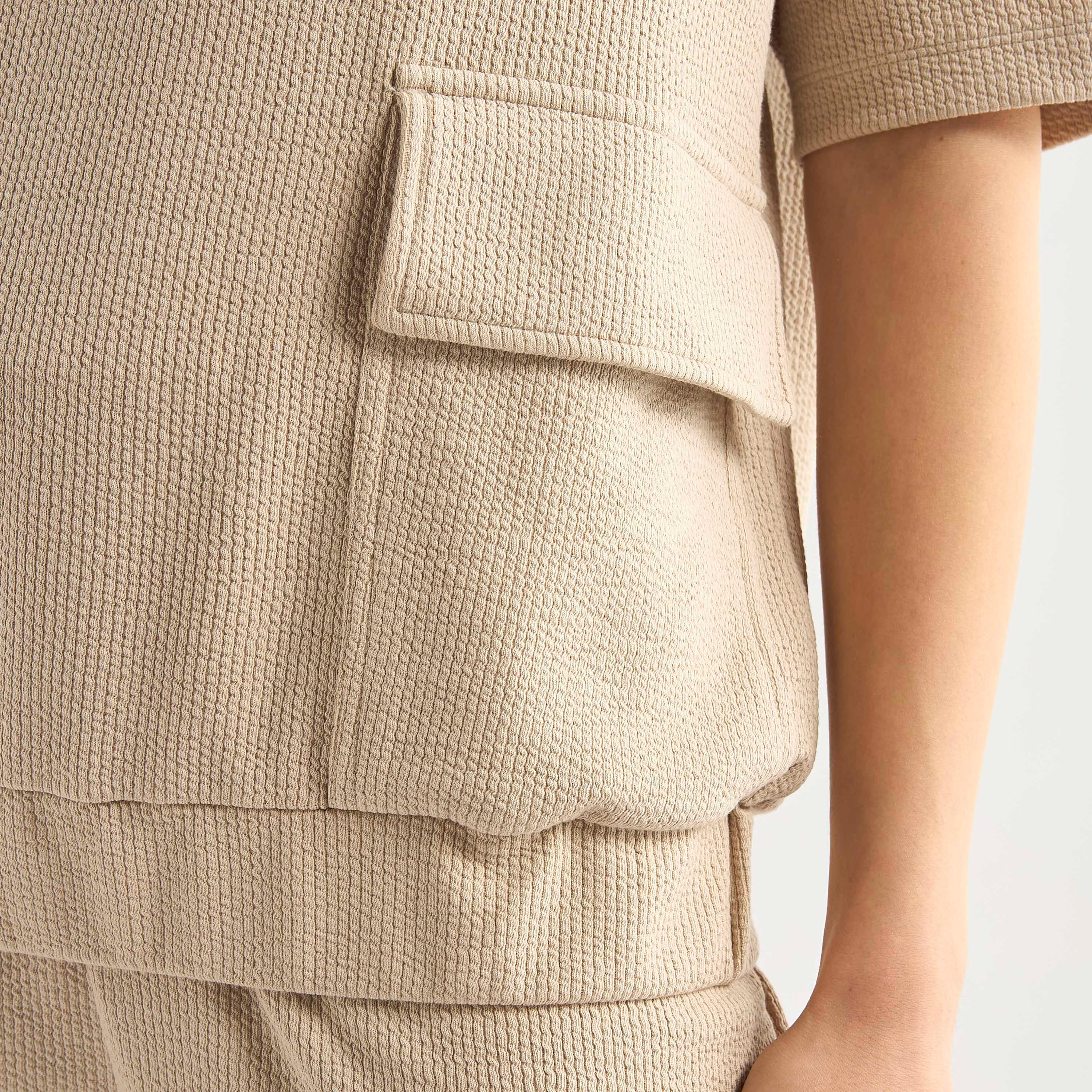 طقم بنطلون رياضي وتيشيرت بارز الملمس بتفاصيل جيب-women-clothing-coordsets-image-5