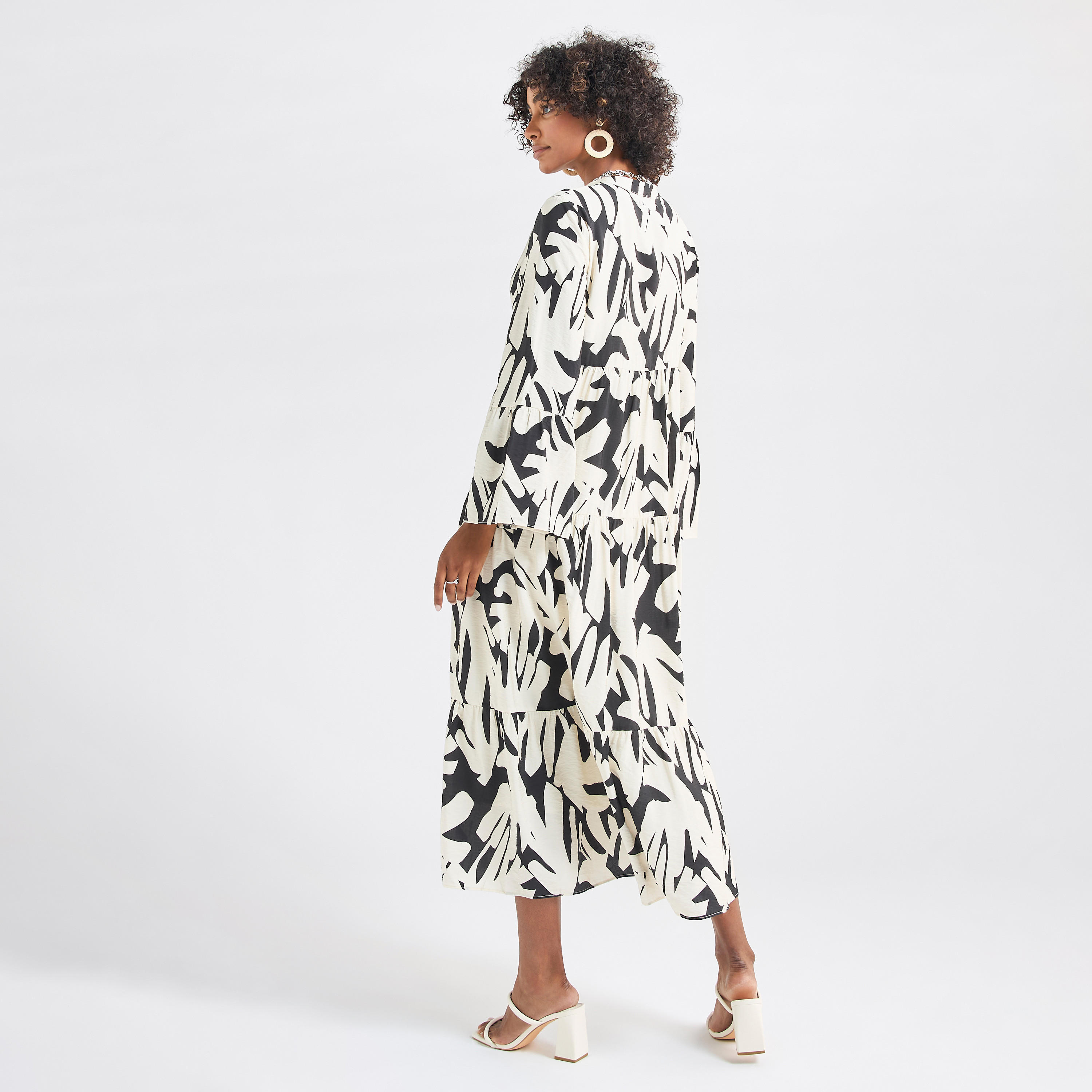فستان ميدي بطبعات وياقة ماندارين وأكمام طويلة-women-clothing-dresses-image-3