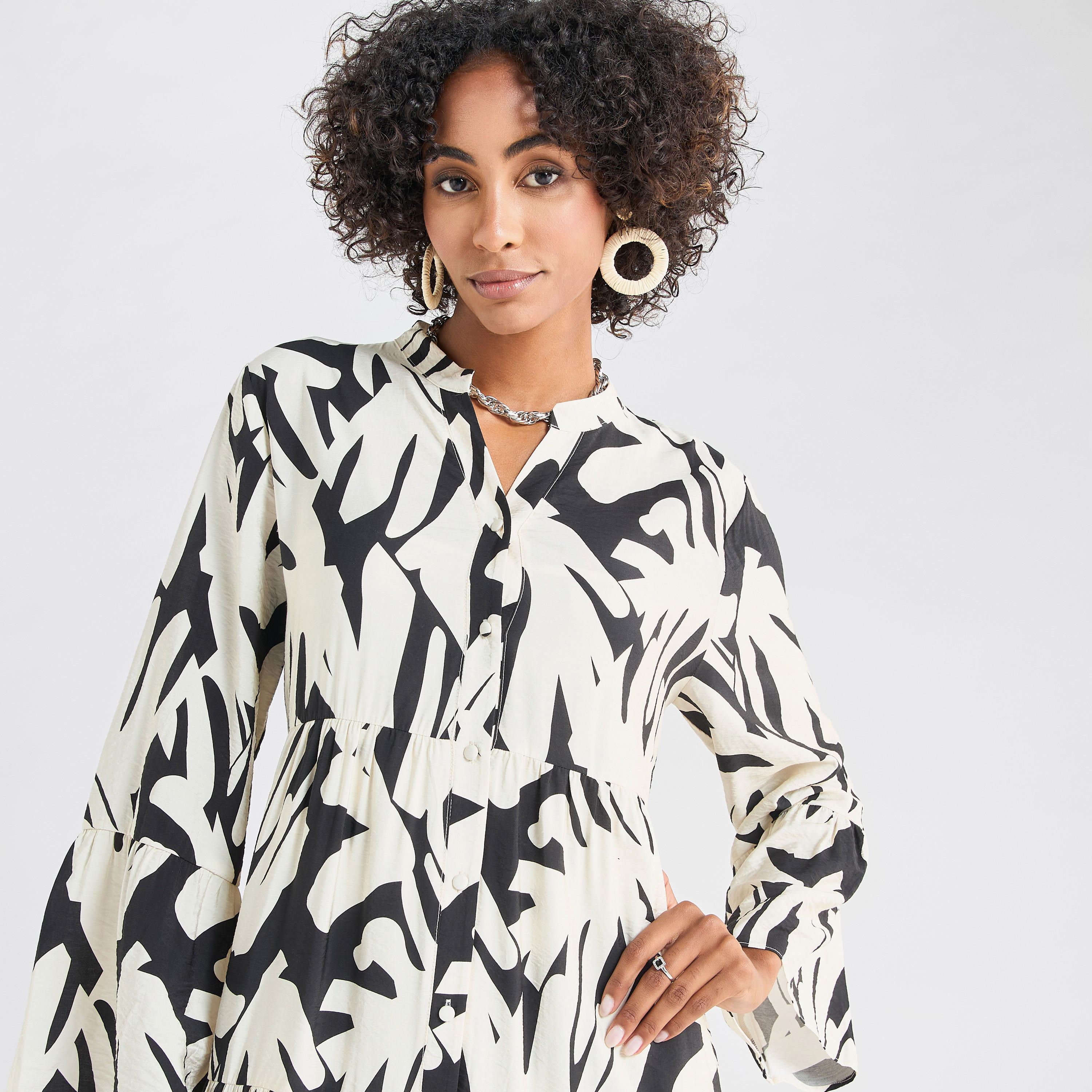 فستان ميدي بطبعات وياقة ماندارين وأكمام طويلة-women-clothing-dresses-image-4