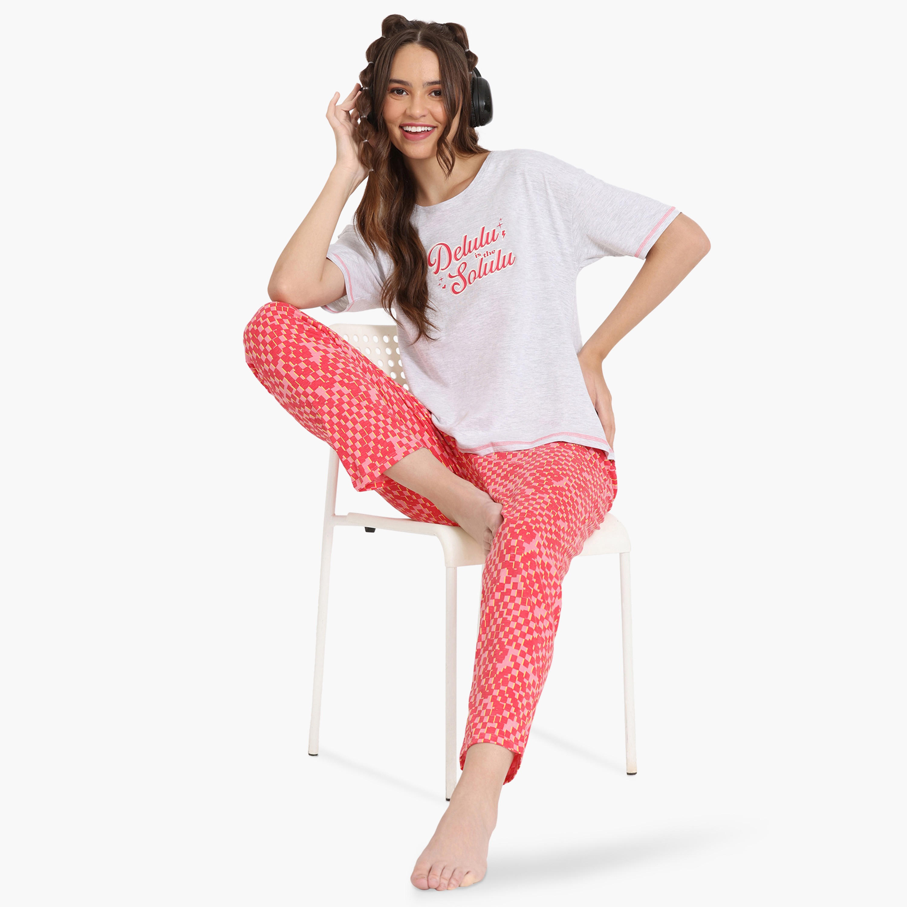 طقم بنطلون بيجاما وتيشيرت بياقة مستديرة وطبعات من زيفامي-women-clothing-nightwear-pyjamas-longsets-image-4