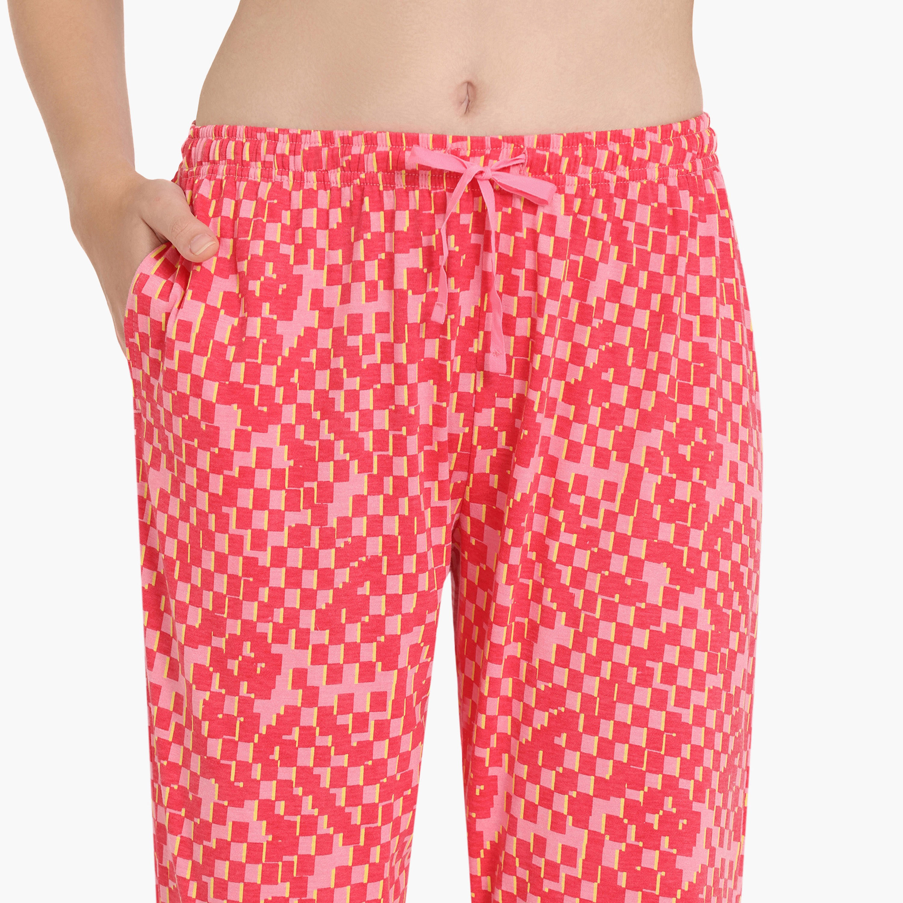 طقم بنطلون بيجاما وتيشيرت بياقة مستديرة وطبعات من زيفامي-women-clothing-nightwear-pyjamas-longsets-image-6