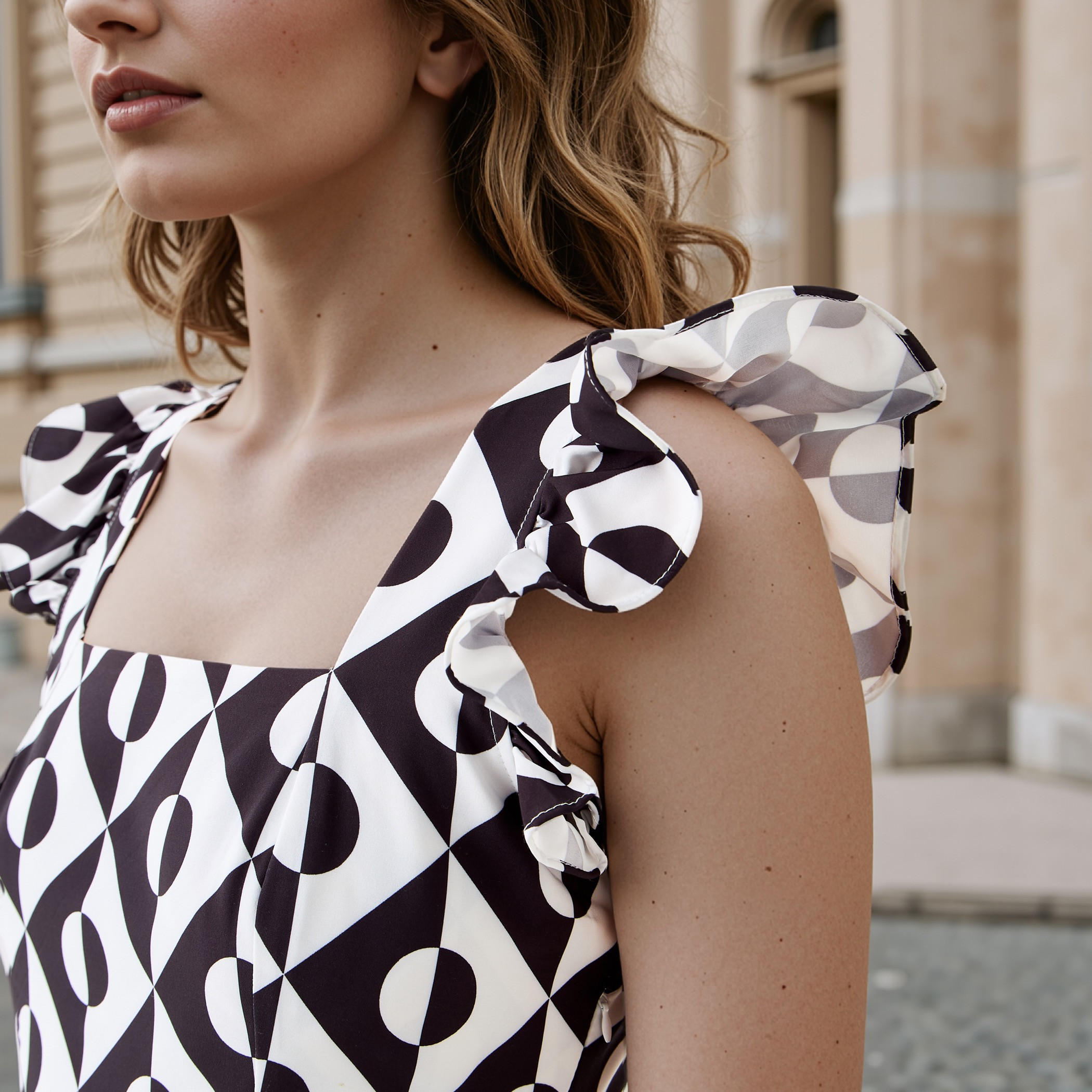 فستان ميدي بأكمام كشكش وكُسرات-women-clothing-dresses-image-4